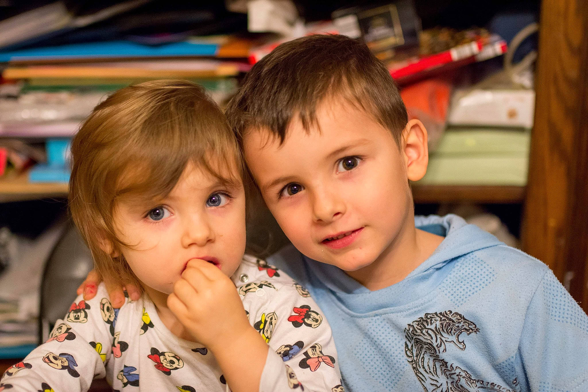 Kelly a rejoint le concours — aidez-le/la à gagner de superbes lots ! cheek, child, event, face, facial_expression, fun, gesture, happy, head, iris, joy, leisure, nose, people, person, room, sharing, sitting, skin, t_shirt