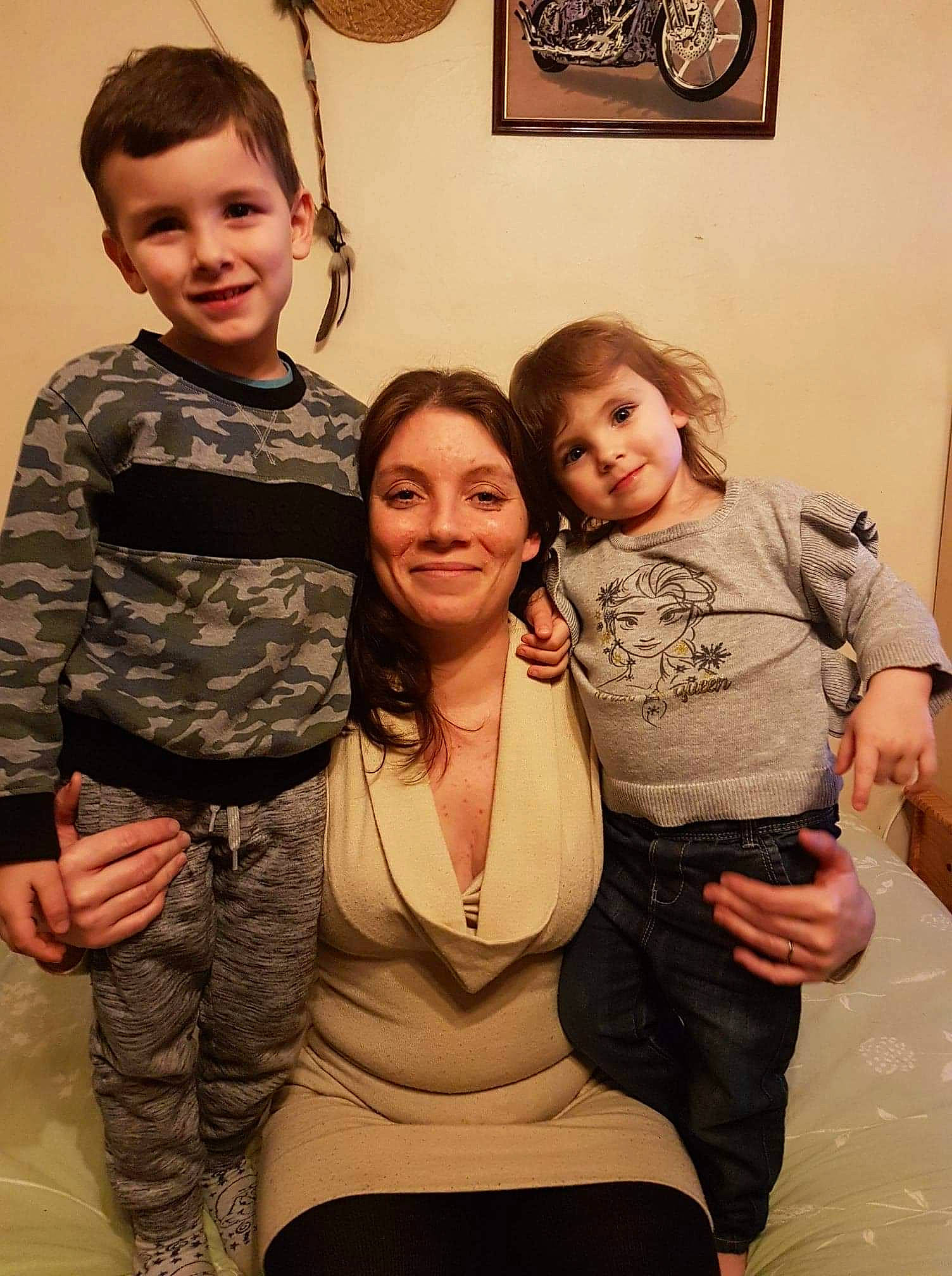 Kelly participe au concours pour gagner de l'argent avec cette photo : arm, blond, camouflage, event, eye, fun, happy, head, human_body, iris, joint, joy, leg, military_camouflage, organ, person, picture_frame, shoulder, smile, t_shirt