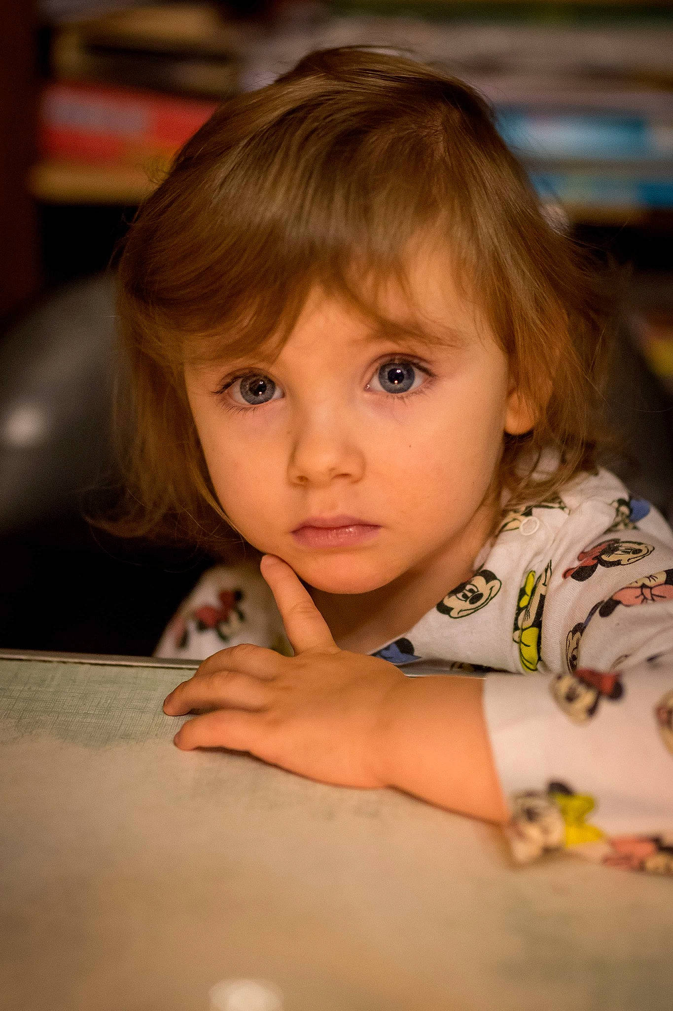 Kelly participe au concours pour gagner de l'argent avec cette photo : bangs, blond, brown_hair, cheek, child, curious, eyebrow, eyelash, flash_photography, flooring, fun, happy, iris, lip, nose, person, sitting, skin, table, toddler