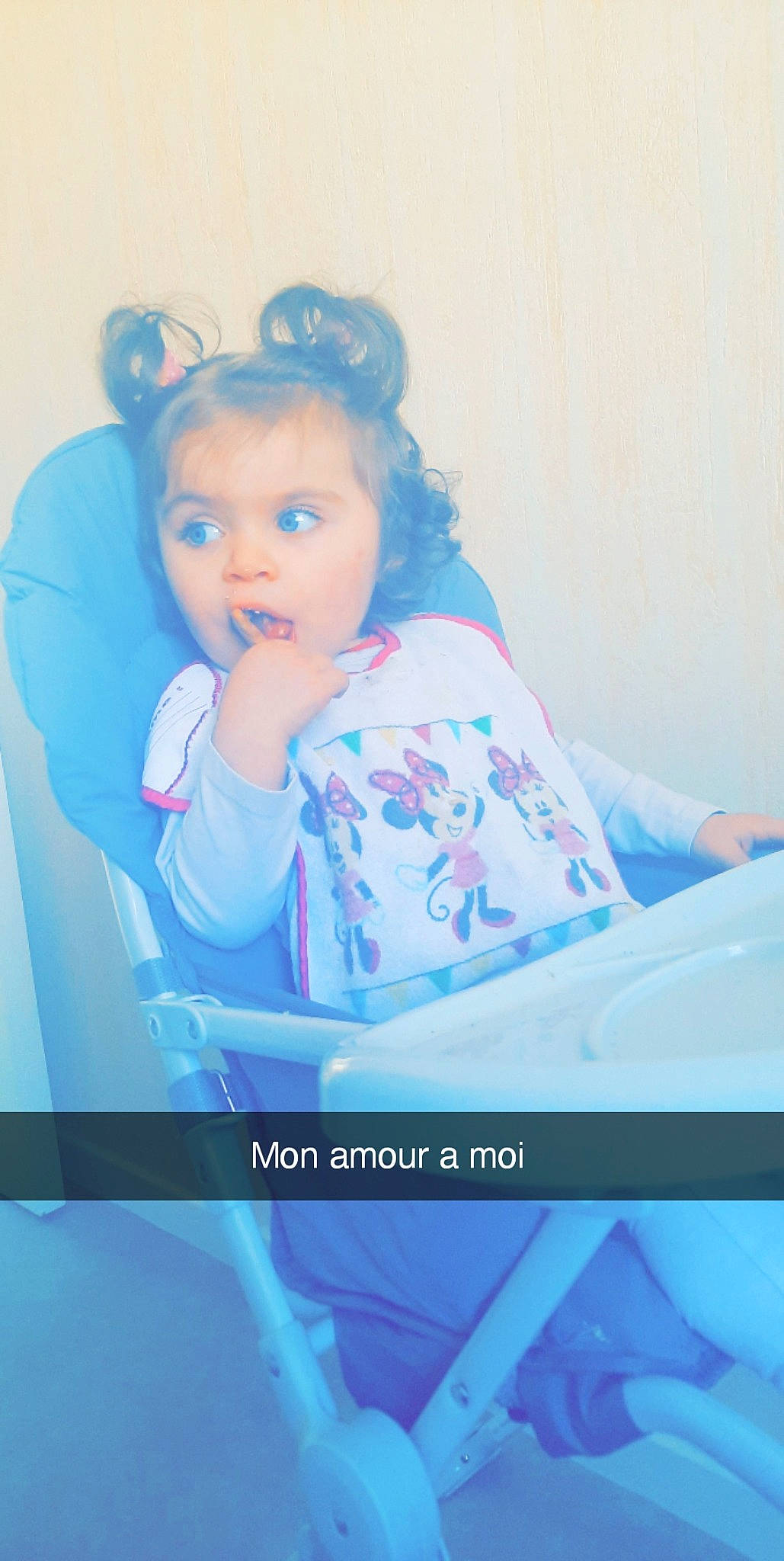 Victoire participe au concours pour gagner de l'argent avec cette photo : advertising, blue, display_device, electric_blue, eyebrow, eyelash, fashion_accessory, flash_photography, fun, gadget, happy, iris, jewellery, leisure, magenta, person, photo_caption, poster, room, sitting