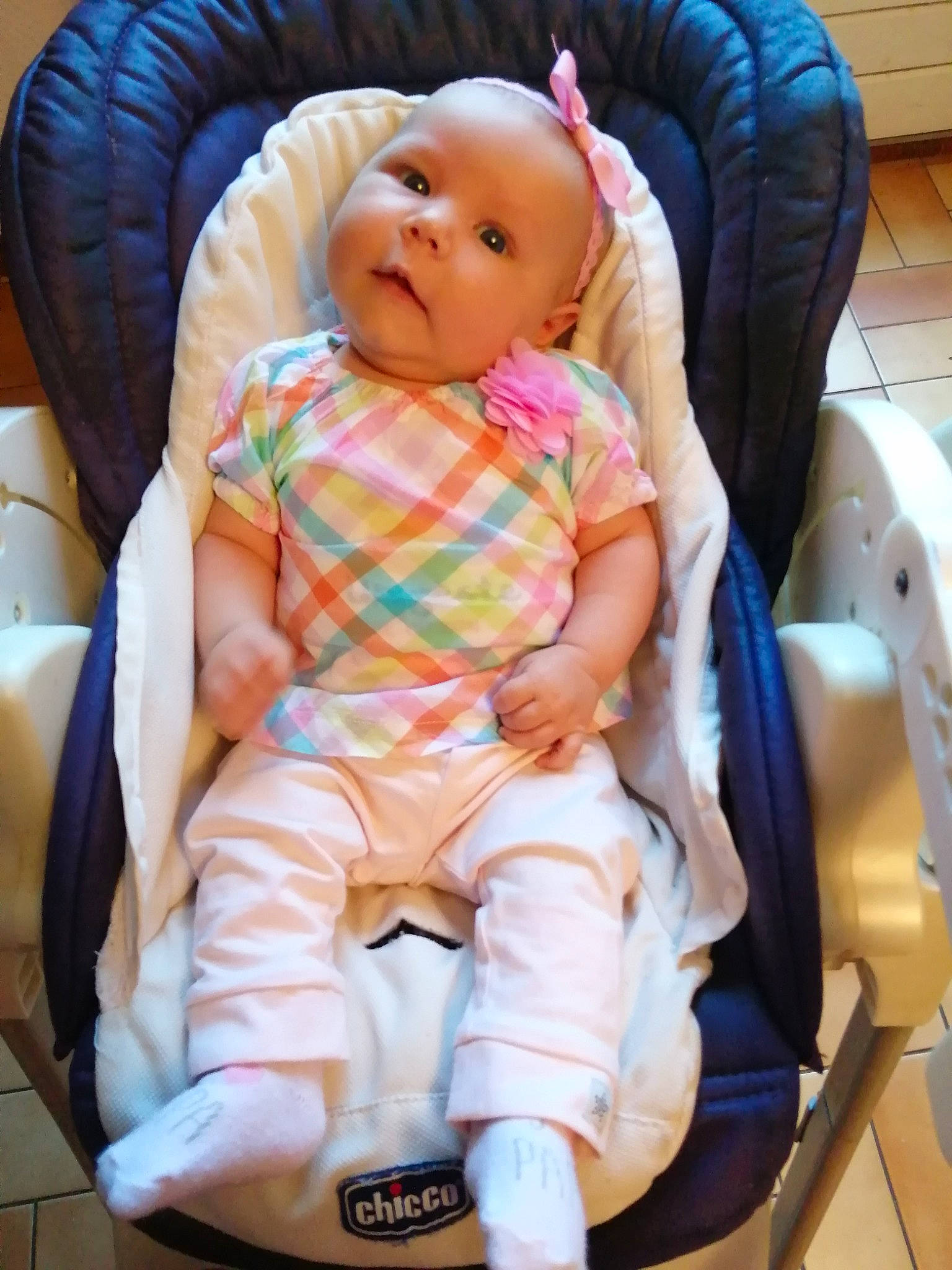 Salomé a rejoint le concours — aidez-le/la à gagner de superbes lots ! baby, baby_in_car_seat, baby_products, baby_safety, baby_toddler_clothing, car_seat, chair, cheek, child, comfort, eye, fun, head, knee, lap, linens, person, room, sitting, skin