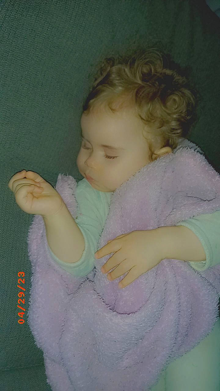 Amel participe au concours pour gagner de l'argent avec cette photo : art, baby, baby_products, baby_toddler_clothing, cheek, child, comfort, happy, iris, linens, lip, nose, pattern, person, pink, room, sitting, skin, thumb, toddler