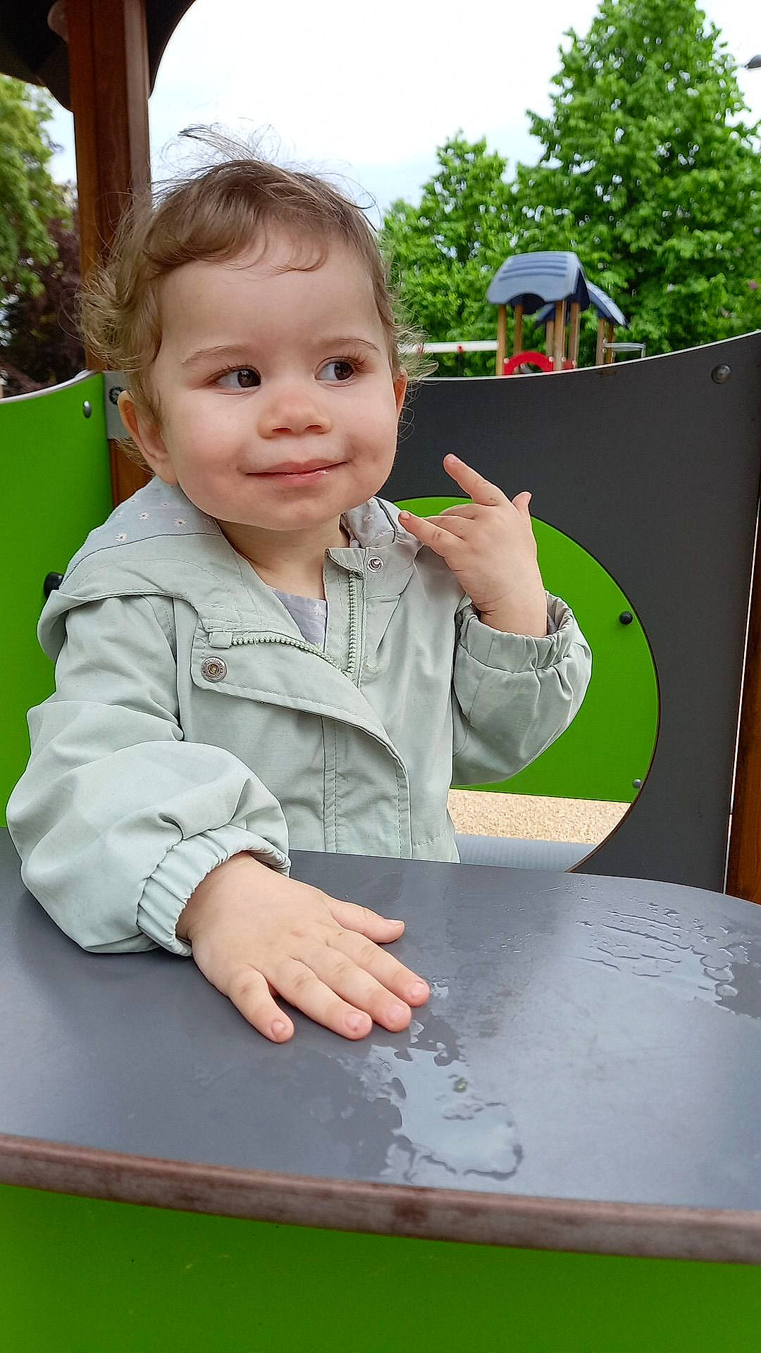 Amel a rejoint le concours — aidez-le/la à gagner de superbes lots ! baby, baby_toddler_clothing, cheek, child, fun, grass, green, happy, joy, leisure, outdoor_play_equipment, person, play, public_space, recreation, sitting, sky, smile, table, toddler