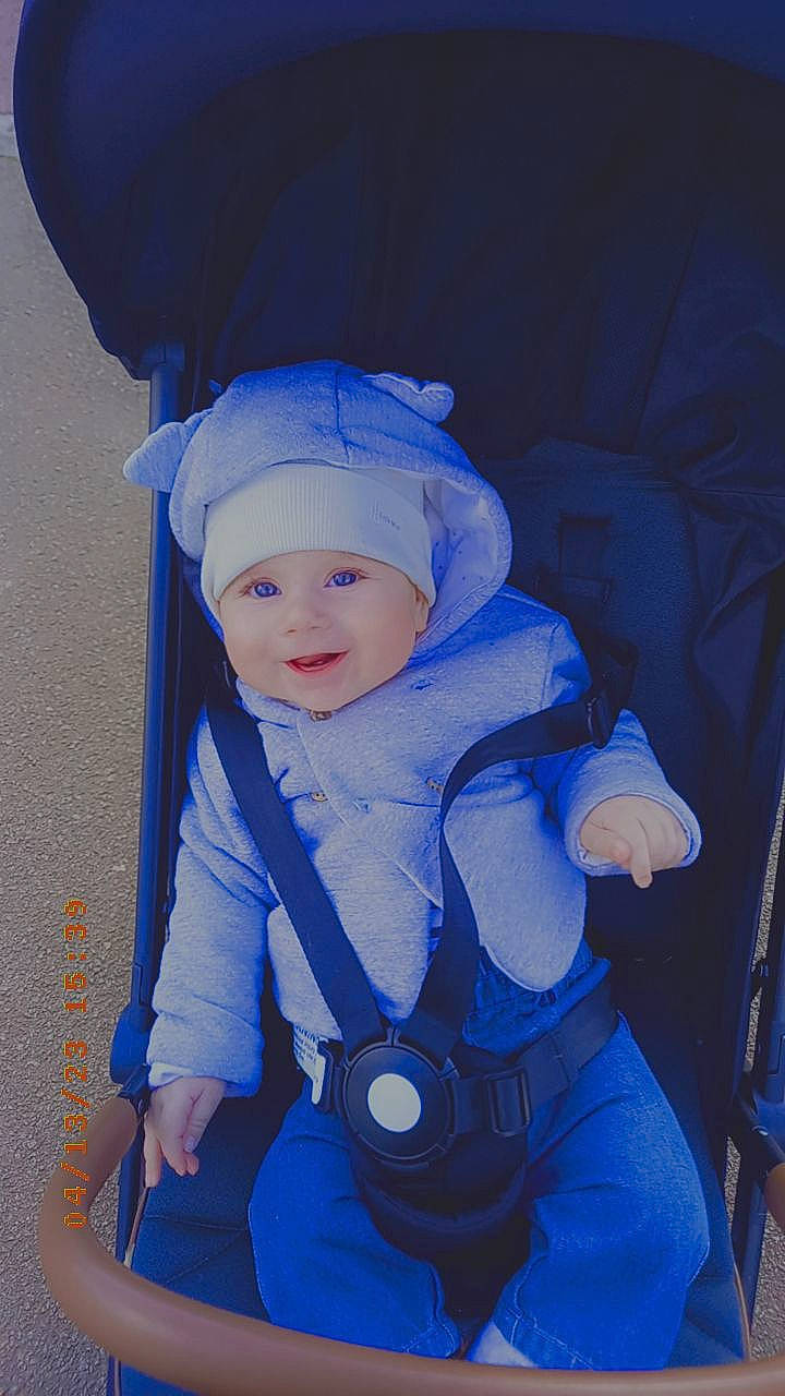 Adem participe au concours pour gagner de l'argent avec cette photo : baby, baby_products, baby_toddler_clothing, baseball_cap, blue, cap, child, electric_blue, fashion_accessory, flash_photography, freezing, fun, happy, hat, headwear, person, personal_protective_equipment, purple, sitting, smile
