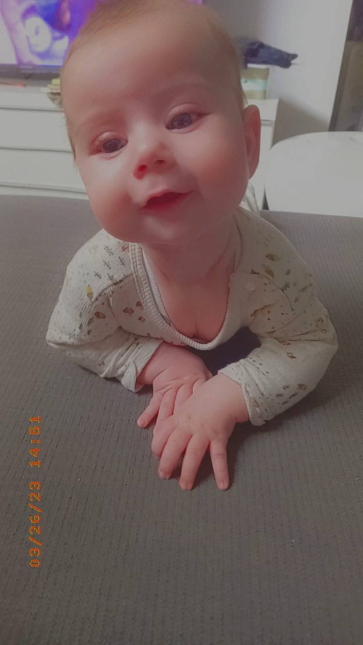 Adem participe au concours pour gagner de l'argent avec cette photo : baby, baby_toddler_clothing, cheek, child, comfort, ear, eye, eyelash, face, finger, flooring, gesture, happy, iris, lip, nose, person, skin, sleeve, thumb