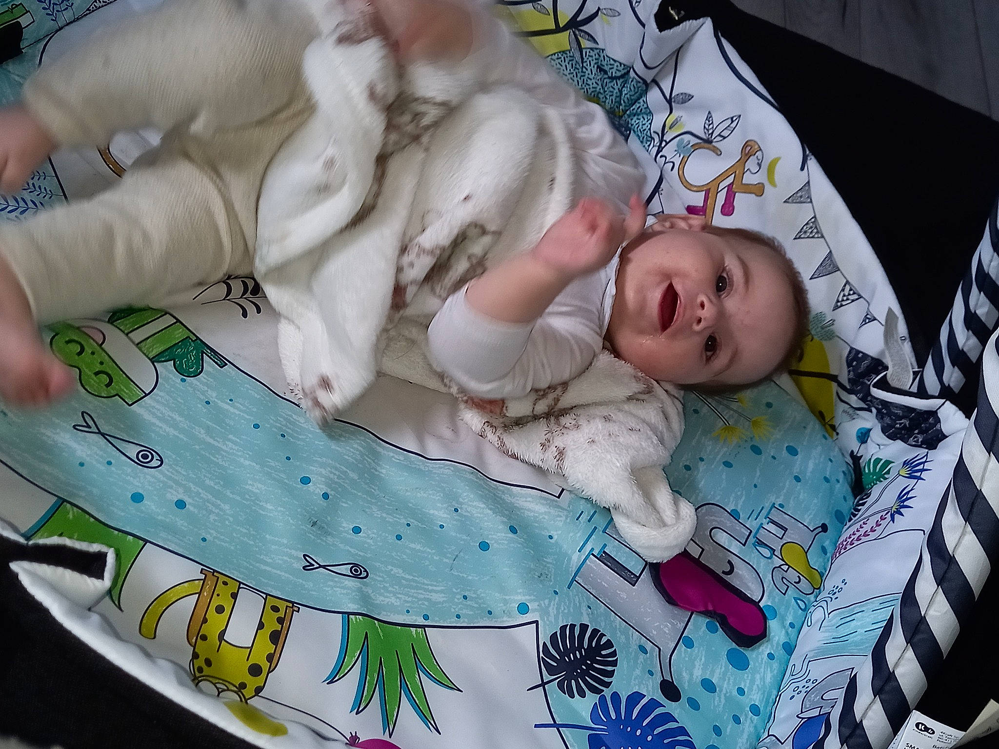 Adem a rejoint le concours — aidez-le/la à gagner de superbes lots ! art, baby, baby_products, baby_safety, baby_toddler_clothing, bed, bed_sheet, bedding, bedtime, blanket, child, comfort, event, infant_bed, linens, pattern, person, product, room, textile