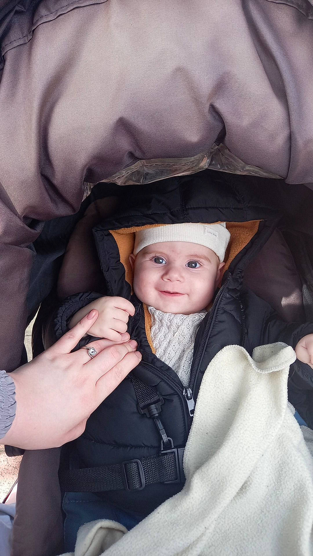 Adem a rejoint le concours — aidez-le/la à gagner de superbes lots ! baby, baby_carriage, baby_products, baby_toddler_clothing, car_seat, cheek, child, comfort, eyebrow, fashion_accessory, finger, flash_photography, formal_wear, fun, gesture, happy, headwear, joy, person, purple