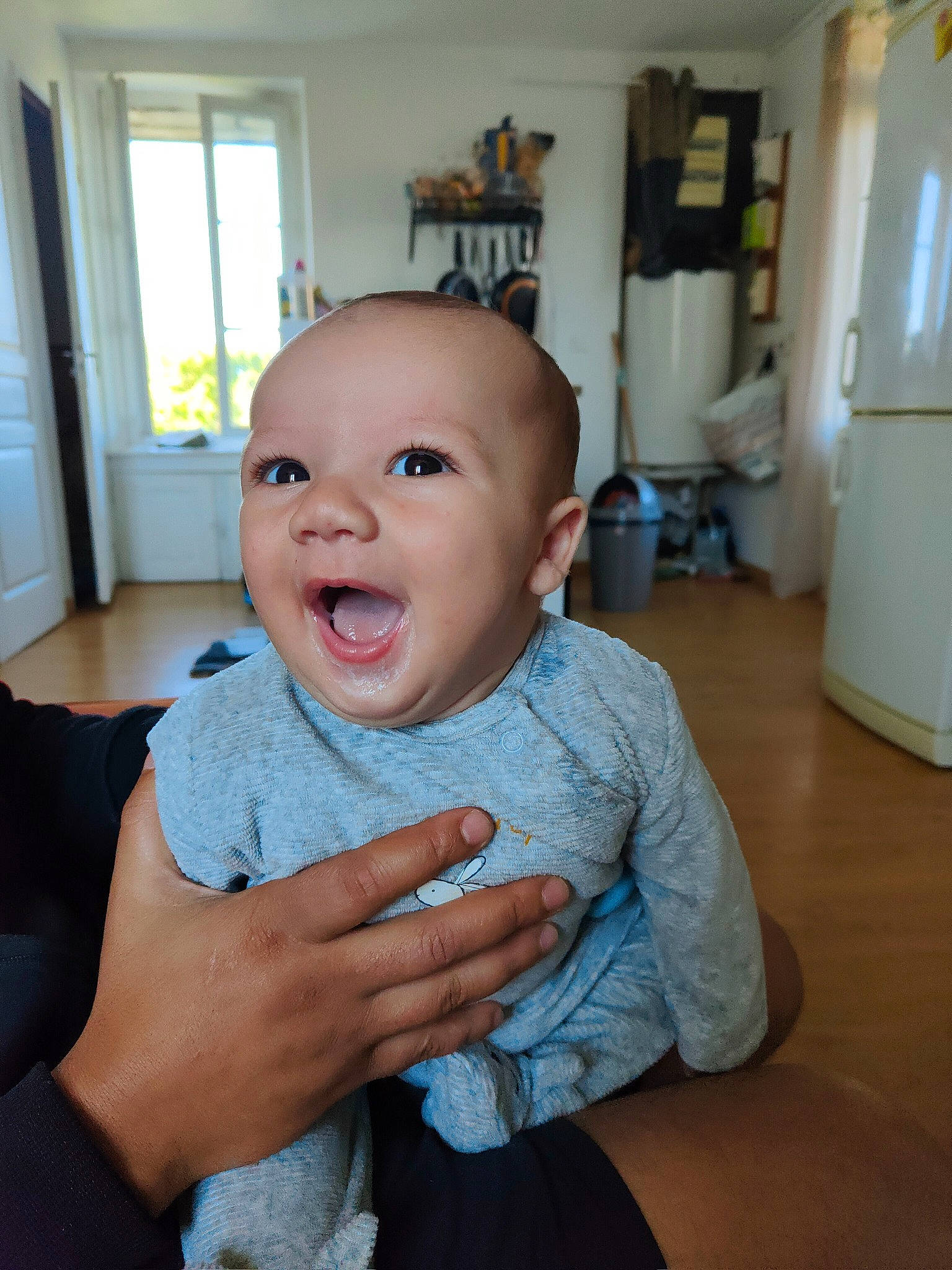 Raphaël a rejoint le concours — aidez-le/la à gagner de superbes lots ! baby, baby_toddler_clothing, chair, cheek, child, comfort, door, eye, finger, flooring, gesture, happy, iris, nose, person, sleeve, smile, t_shirt, toddler, tooth
