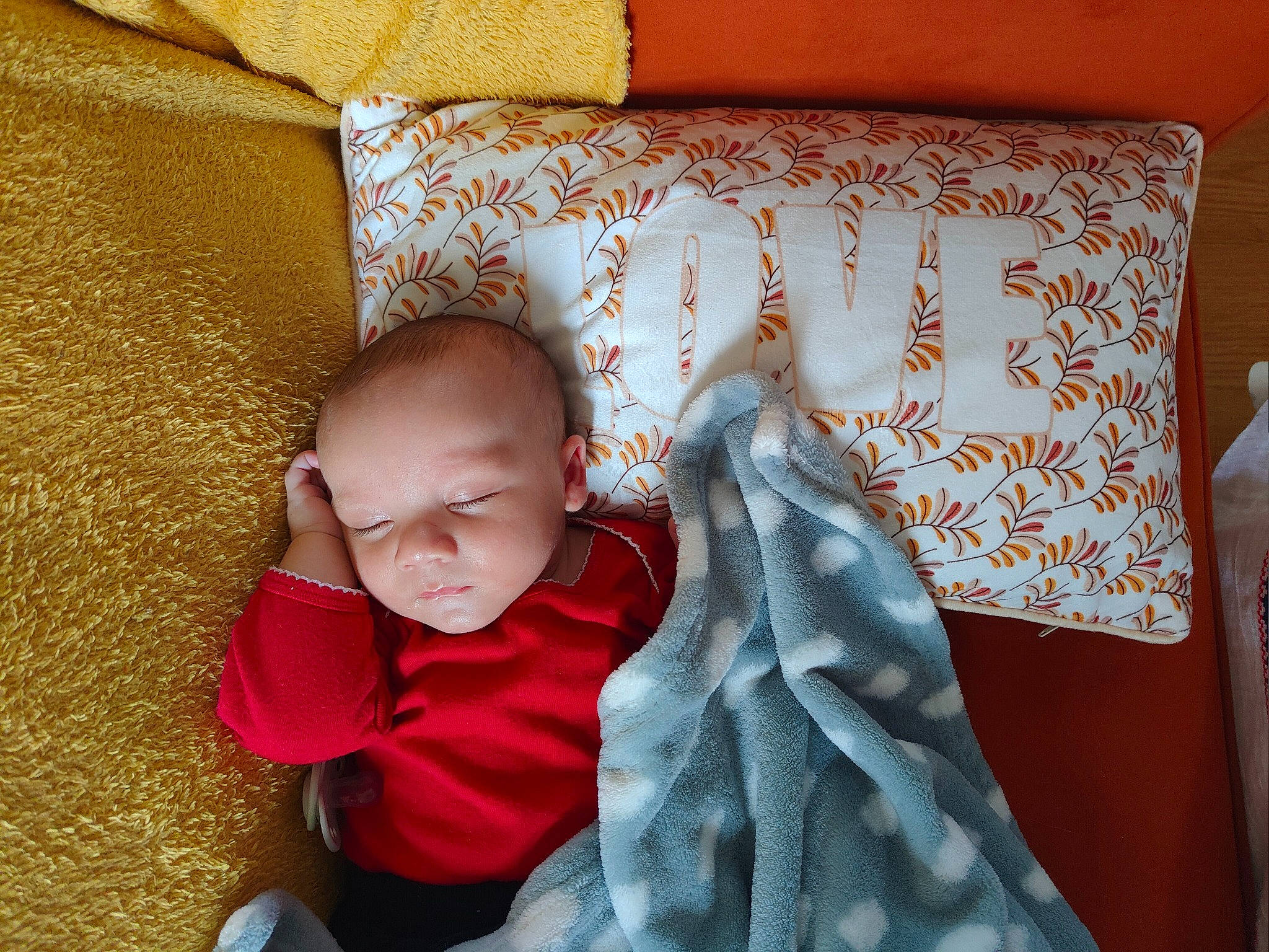 Raphaël a rejoint le concours — aidez-le/la à gagner de superbes lots ! baby, baby_toddler_clothing, bed_sheet, bedding, bedroom, bedtime, child, comfort, couch, cushion, flooring, linens, pattern, person, pillow, room, sitting, textile, throw_pillow, toddler