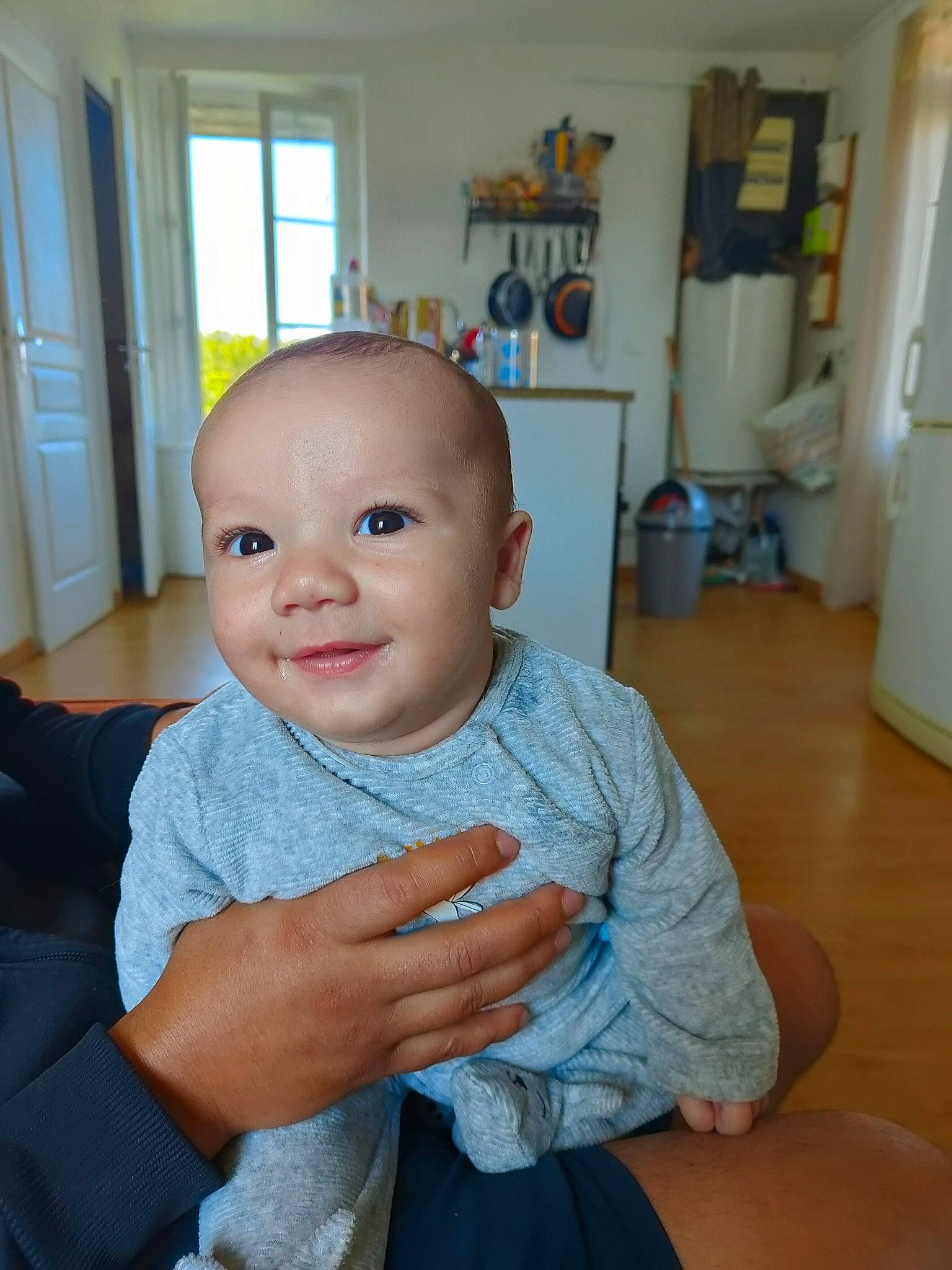 Raphaël participe au concours pour gagner de l'argent avec cette photo : baby, baby_toddler_clothing, cheek, comfort, door, finger, flooring, gesture, happy, iris, joy, nose, person, skin, sleeve, smile, standing, t_shirt, thumb, toddler