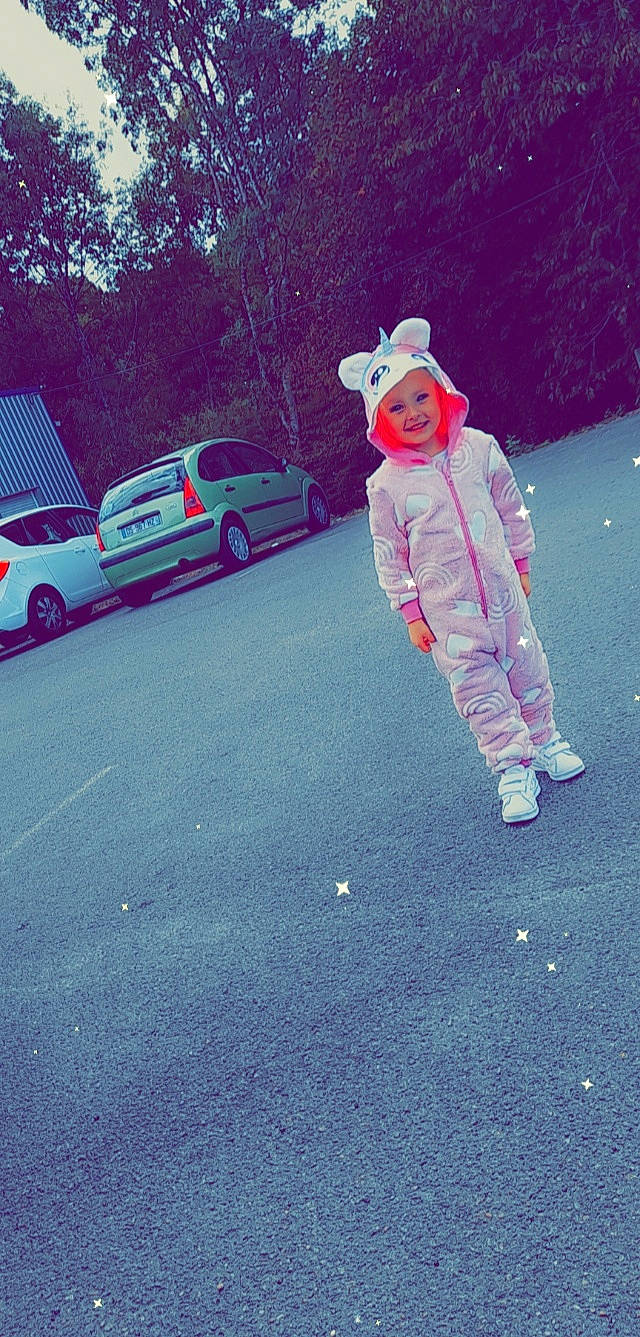 Lyzna a rejoint le concours — aidez-le/la à gagner de superbes lots ! asphalt, automotive_exterior, automotive_lighting, cap, car, fun, grass, happy, hat, headwear, joy, parking, person, recreation, road, road_surface, sidewalk, sun_hat, tire, tree