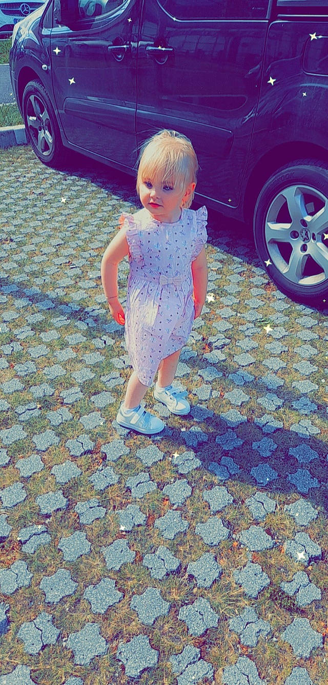 Lyzna a rejoint le concours — aidez-le/la à gagner de superbes lots ! automotive_design, automotive_exterior, automotive_lighting, automotive_tire, blue, bumper, car, fender, floor, flooring, leg, motor_vehicle, person, red, road_surface, standing, tire, vehicle, vehicle_door, wheel