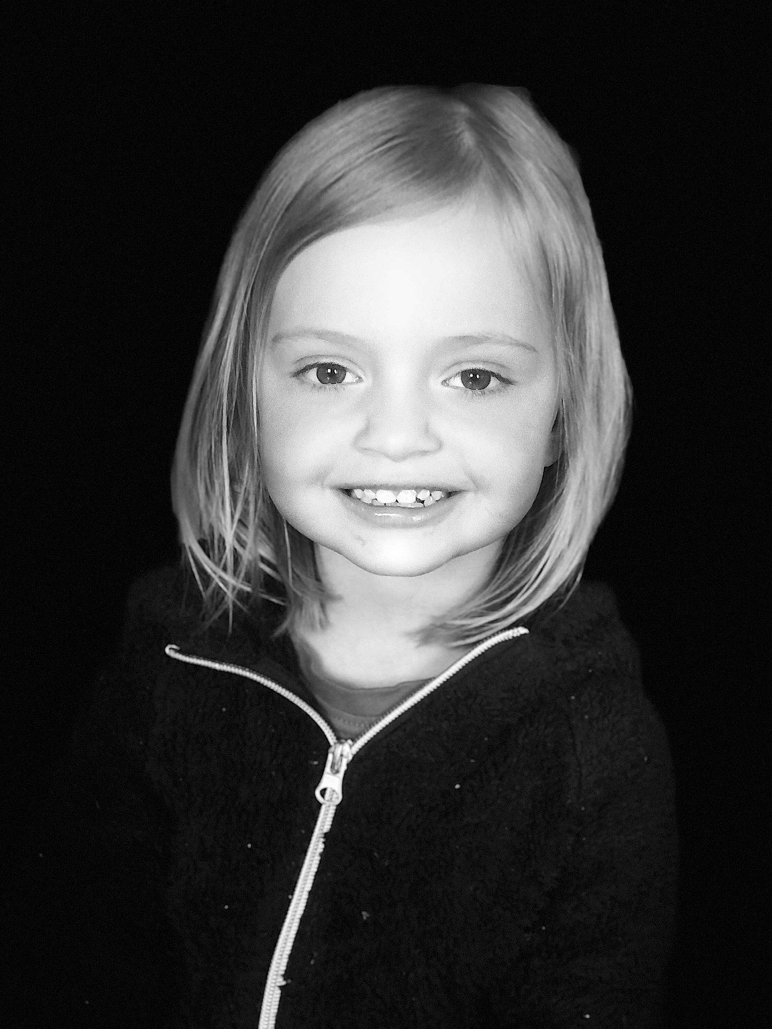 Eloïse a rejoint le concours — aidez-le/la à gagner de superbes lots ! black_and_white, cheek, chin, clothing, eye, eyebrow, flash_photography, fun, happy, head, iris, jacket, joy, lip, long_hair, monochrome, mouth, nose, person, smile