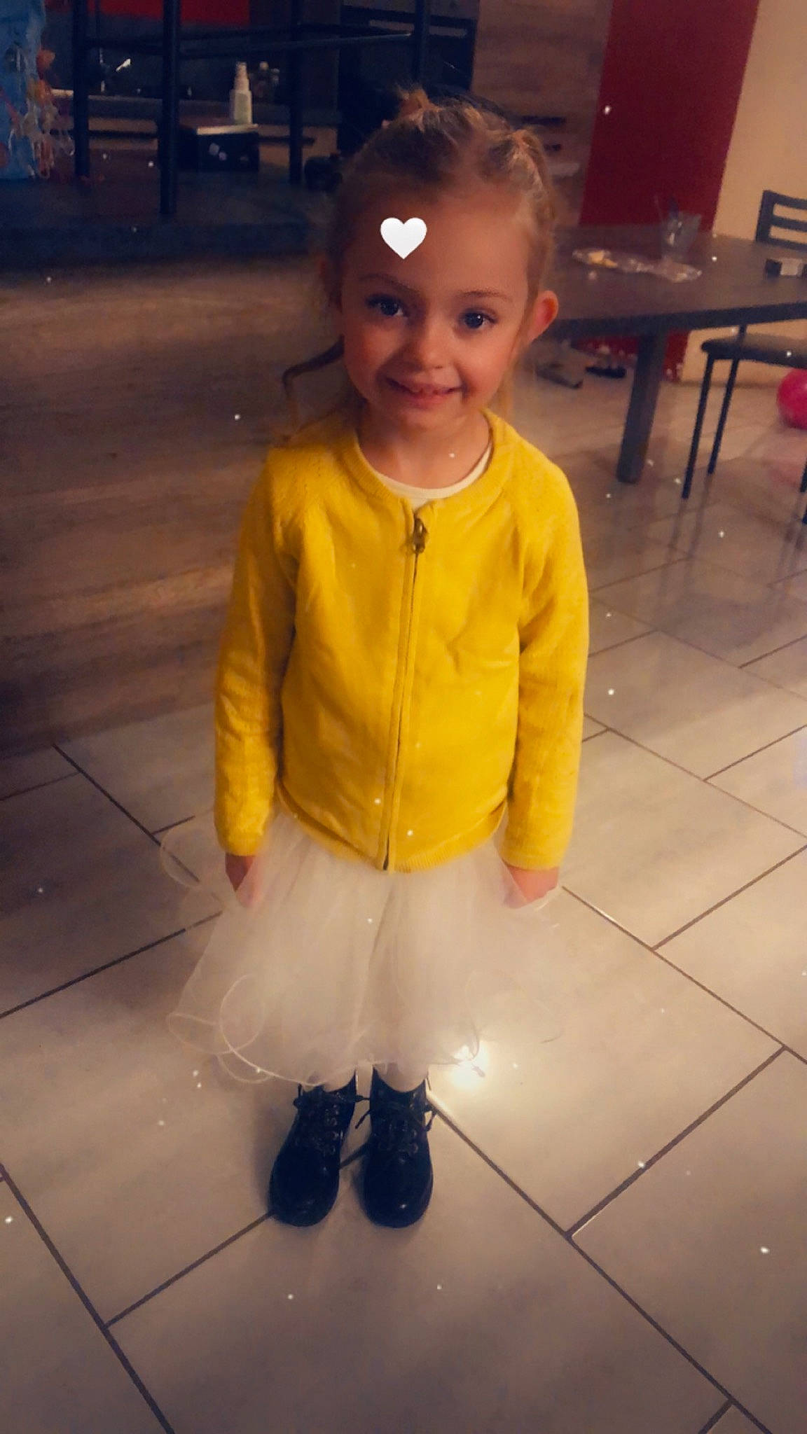 Eloïse a rejoint le concours — aidez-le/la à gagner de superbes lots ! baby_toddler_clothing, cheek, chin, eye, face, floor, flooring, hair, happy, head, joy, leg, lighting, nose, person, skin, sleeve, smile, standing, table