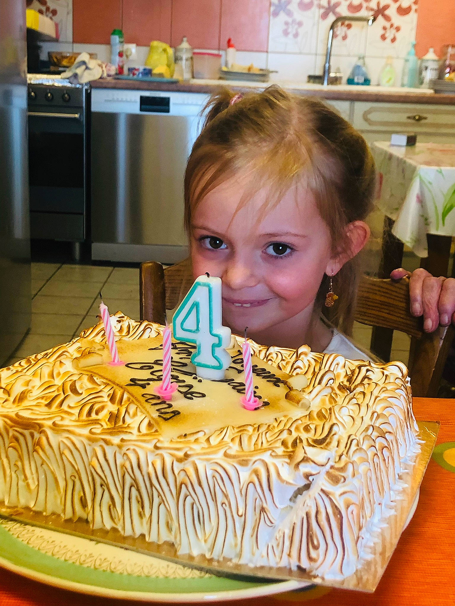 Eloïse participe au concours pour gagner de l'argent avec cette photo : baked_goods, birthday_cake, birthday_candle, birthday_party, buttercream, cake, cake_decorating, cake_decorating_supply, candle, cuisine, food, ingredient, joy, person, plate, smile, sugar_cake, sugar_paste, table, tableware