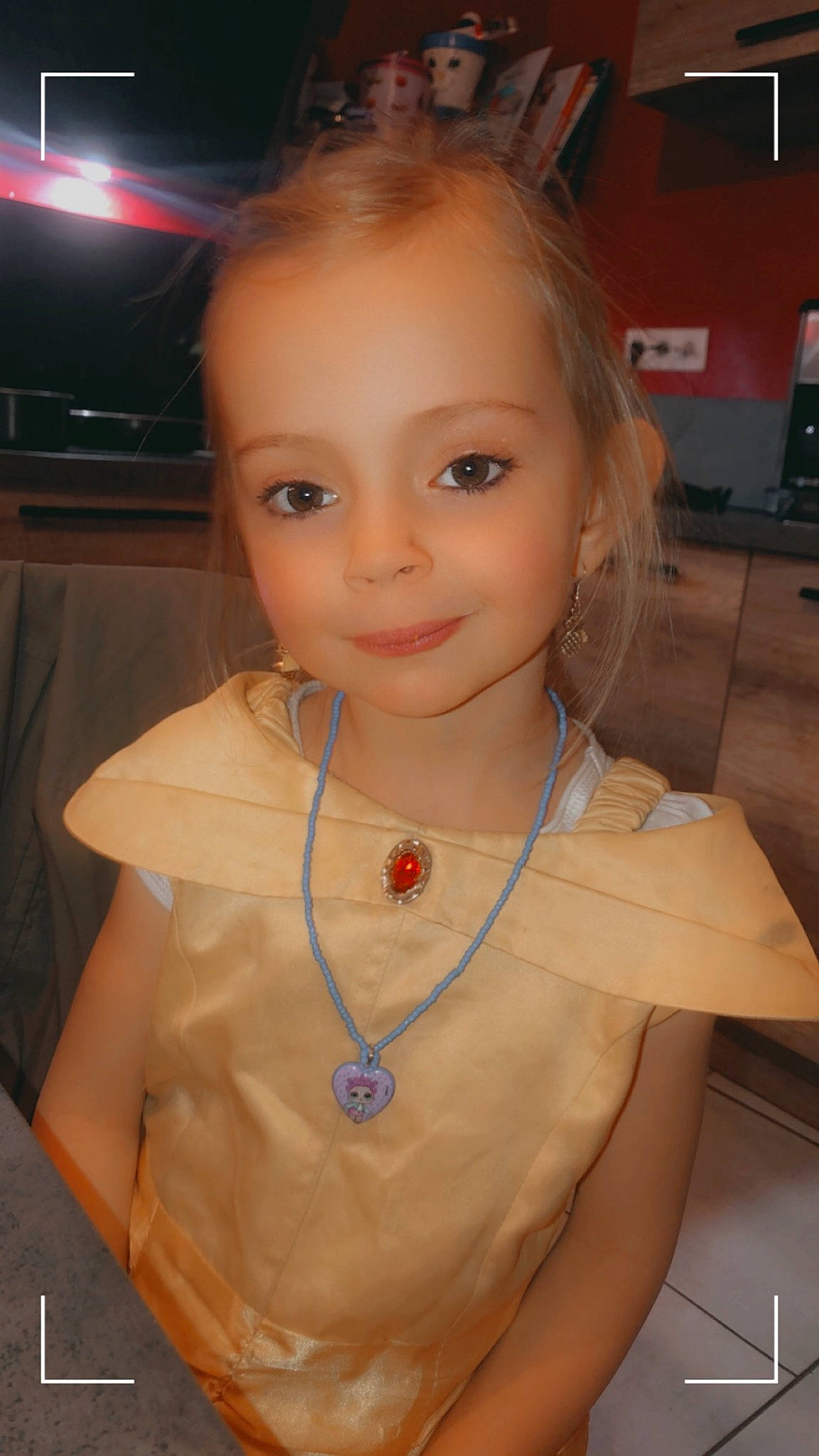 Eloïse a rejoint le concours — aidez-le/la à gagner de superbes lots ! beauty, blond, cheek, chest, event, eye, eyelash, fun, hairstyle, head, iris, jewellery, joy, lip, necklace, nose, person, shoulder, skin, smile