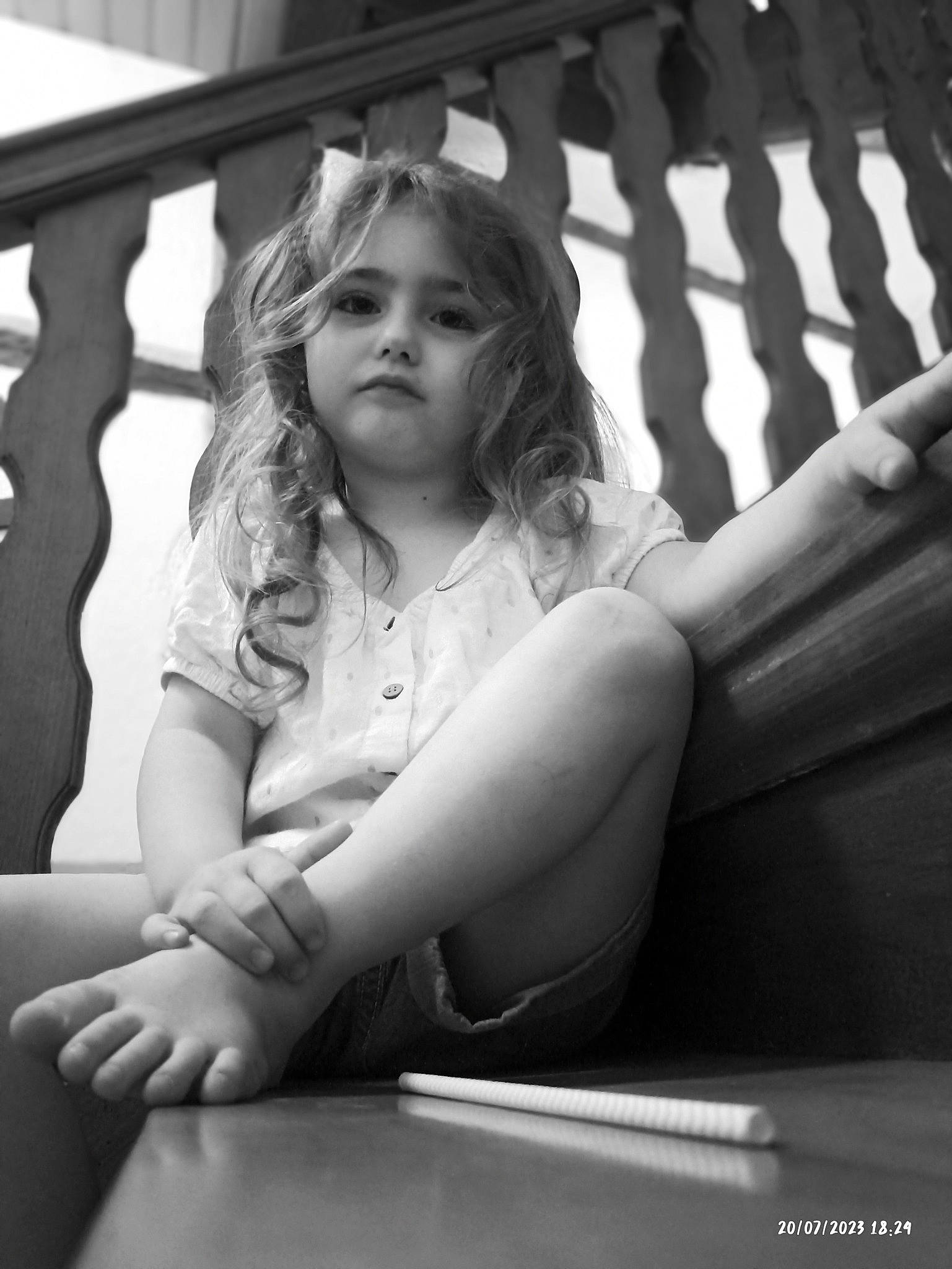 Leyna-juliette participe au concours pour gagner de l'argent avec cette photo : arm, black_and_white, child, elbow, facial_expression, flash_photography, fun, hand, happy, human_body, long_hair, monochrome, monochrome_photography, person, shoulder, standing, style, tints_and_shades, toddler, white