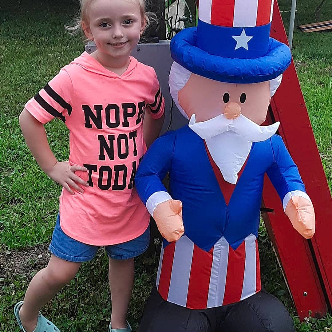 Serenah is registered to the contest to win money with this photo: costume, costume_hat, fictional_character, fun, games, inflatable, joy, lap, lawn_ornament, mascot, person, recreation, style