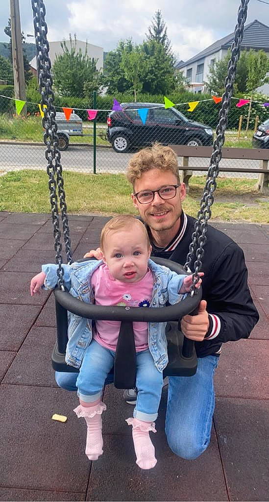 Melina a rejoint le concours — aidez-le/la à gagner de superbes lots ! baby, car, child, city, fun, grass, happy, human_settlement, joy, leisure, person, plant, playground, product, public_space, recreation, smile, swing, tire, toddler