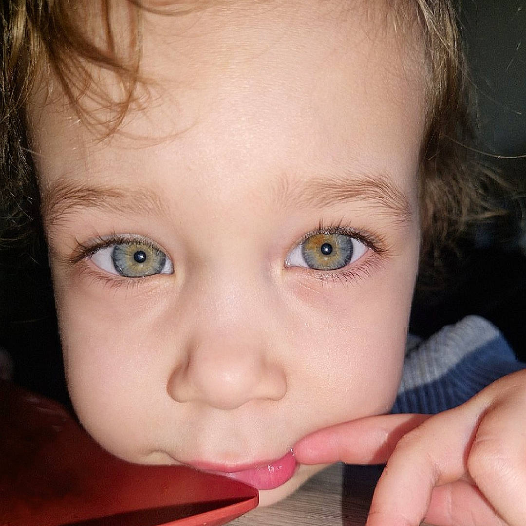 Melina a rejoint le concours — aidez-le/la à gagner de superbes lots ! cheek, chin, ear, eyebrow, eyelash, finger, forehead, gesture, hand, happy, human_body, iris, lip, mouth, nail, neck, nose, person, skin, thumb