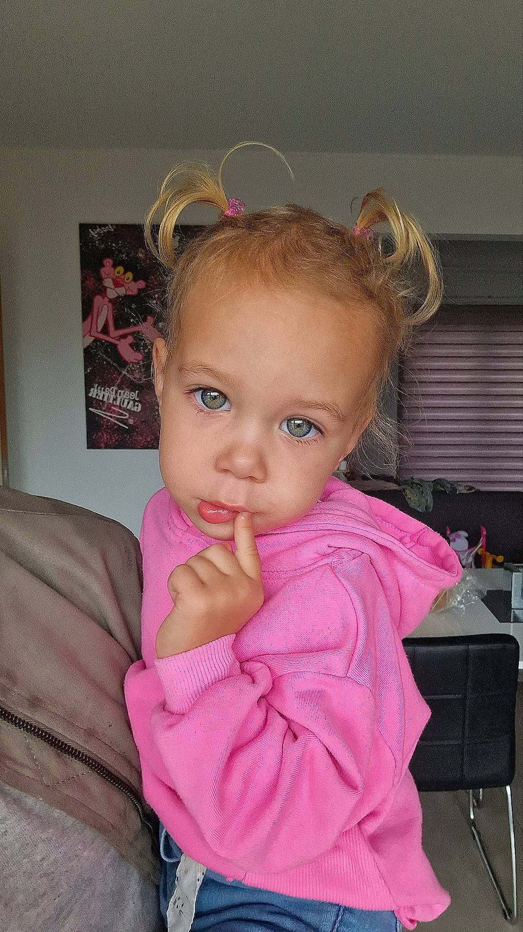 Melina a rejoint le concours — aidez-le/la à gagner de superbes lots ! baby, baby_toddler_clothing, blond, brown_hair, cheek, child, dress, ear, eyelash, fashion_accessory, fun, hair_accessory, happy, iris, magenta, person, pink, room, sitting, sleeve