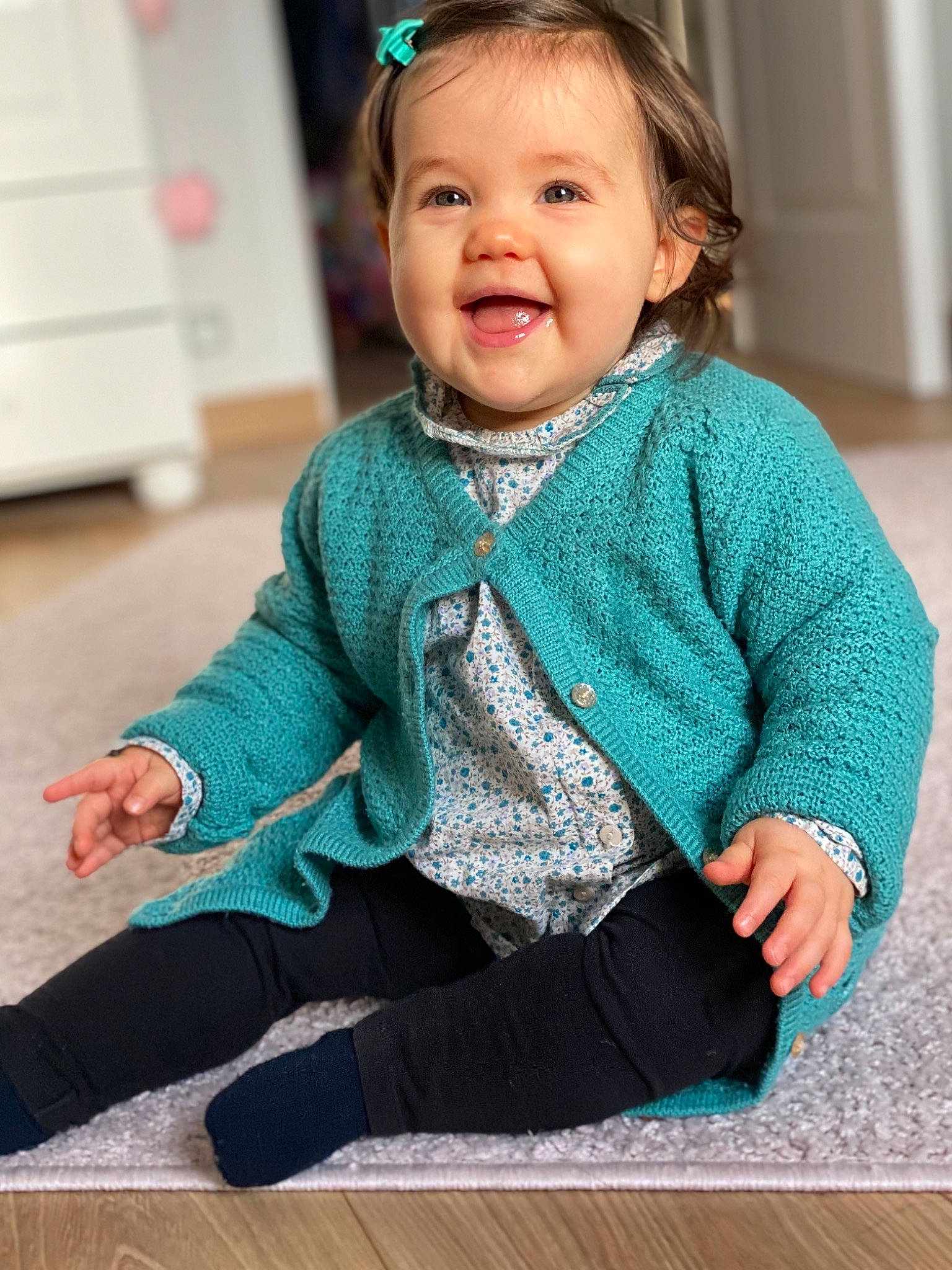 Agathe participe au concours pour gagner de l'argent avec cette photo : baby, baby_toddler_clothing, cardigan, child, hair_accessory, headband, knitting, mouth, nose, pattern, person, sleeve, sock, sweater, toddler, tongue, wood_flooring, wool, woolen