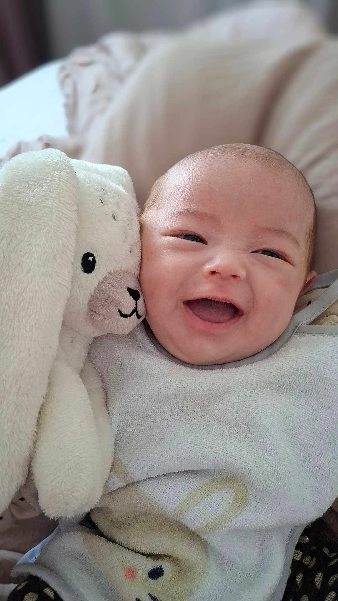 Hae-In participe au concours pour gagner de l'argent avec cette photo : baby, infant, newborn, smile, smiling, happy, face, cheeks, stuffed_animal, plush_bunny, toy, blanket, bib, bed, pillow, portrait, closeup, soft_texture, cute, cozy