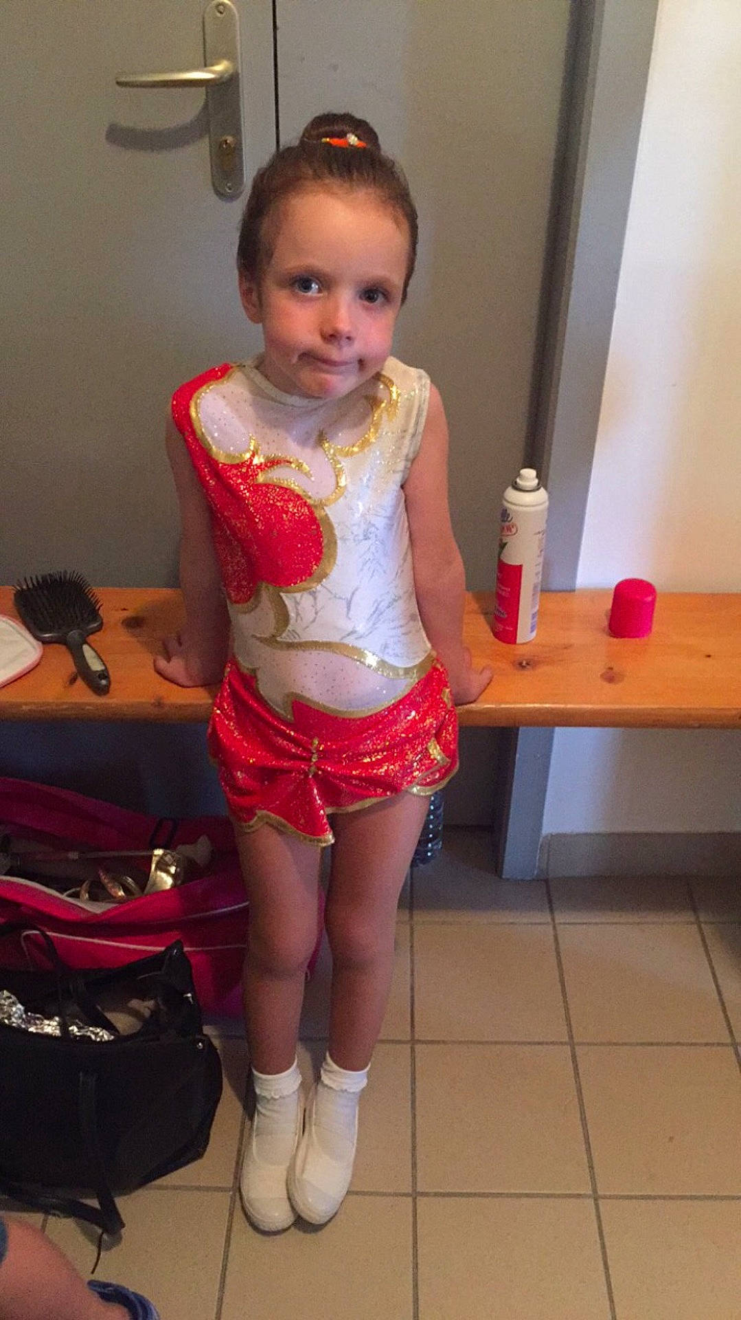 Clarisse a rejoint le concours — aidez-le/la à gagner de superbes lots ! abdomen, arm, child, clothing, costume, finger, fun, girl, hand, human_body, joint, leg, person, pink, red, shoulder, skin, textile, thigh, trunk