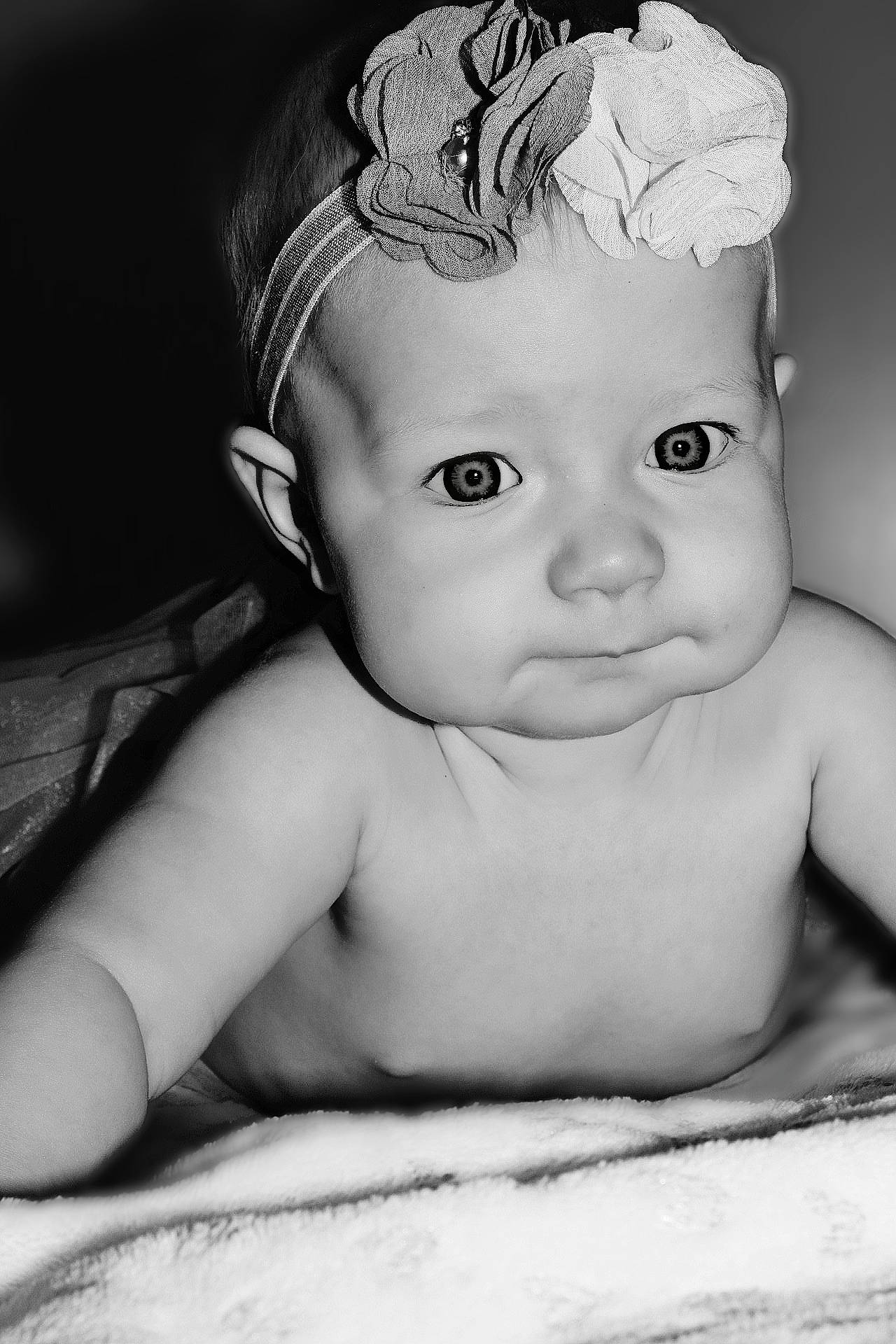 Emilie a rejoint le concours — aidez-le/la à gagner de superbes lots ! arm, baby, baby_bathing, baby_products, bathing, cap, cheek, chest, ear, eyelash, flash_photography, forehead, happy, headpiece, lip, monochrome, monochrome_photography, nose, person, toddler