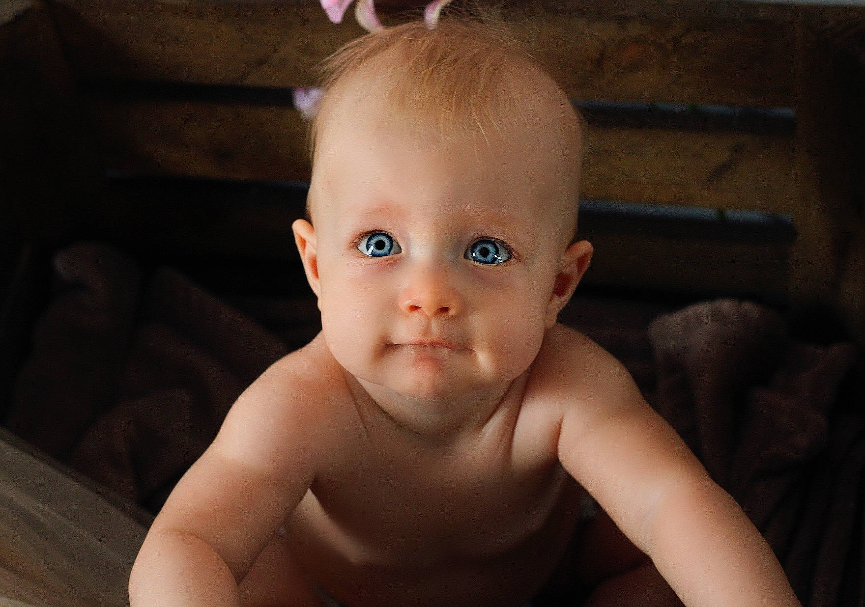 Emilie participe au concours pour gagner de l'argent avec cette photo : baby, blond, cheek, chest, chin, ear, eyebrow, eyelash, flash_photography, forehead, happy, iris, lip, nail, nose, person, sitting, skin, thumb, toddler