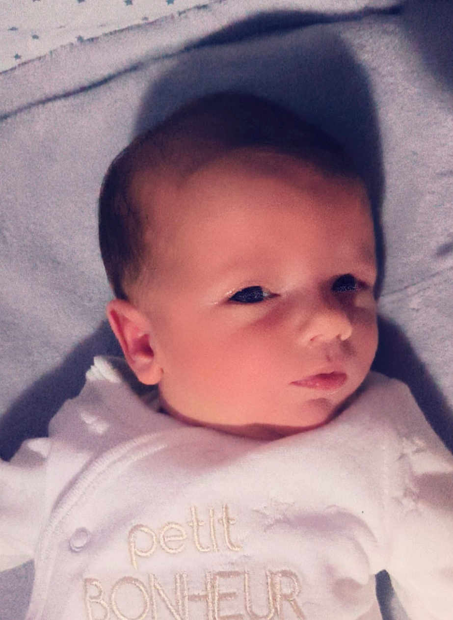 Tiago a rejoint le concours — aidez-le/la à gagner de superbes lots ! baby, infant, face, eyes, clothing, white_outfit, blanket, newborn, soft_texture, portrait, cute, sleepy, lying_down, closeup, indoors, child, peaceful, adorable, head, skin