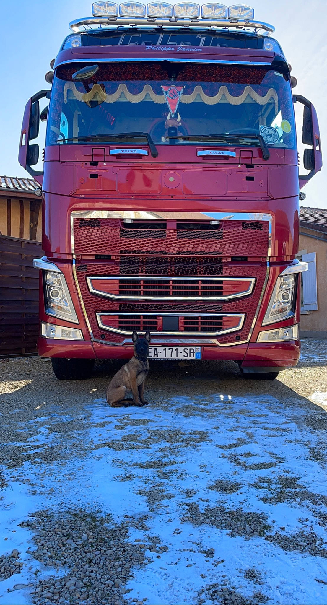 Roxy participe au concours pour gagner de l'argent avec cette photo : asphalt, automotive_design, automotive_exterior, automotive_lighting, automotive_tire, blue, bumper, fender, grille, headlamp, hood, mode_of_transport, motor_vehicle, rolling, sky, tire, truck, vehicle, vehicle_registration_plate, wheel