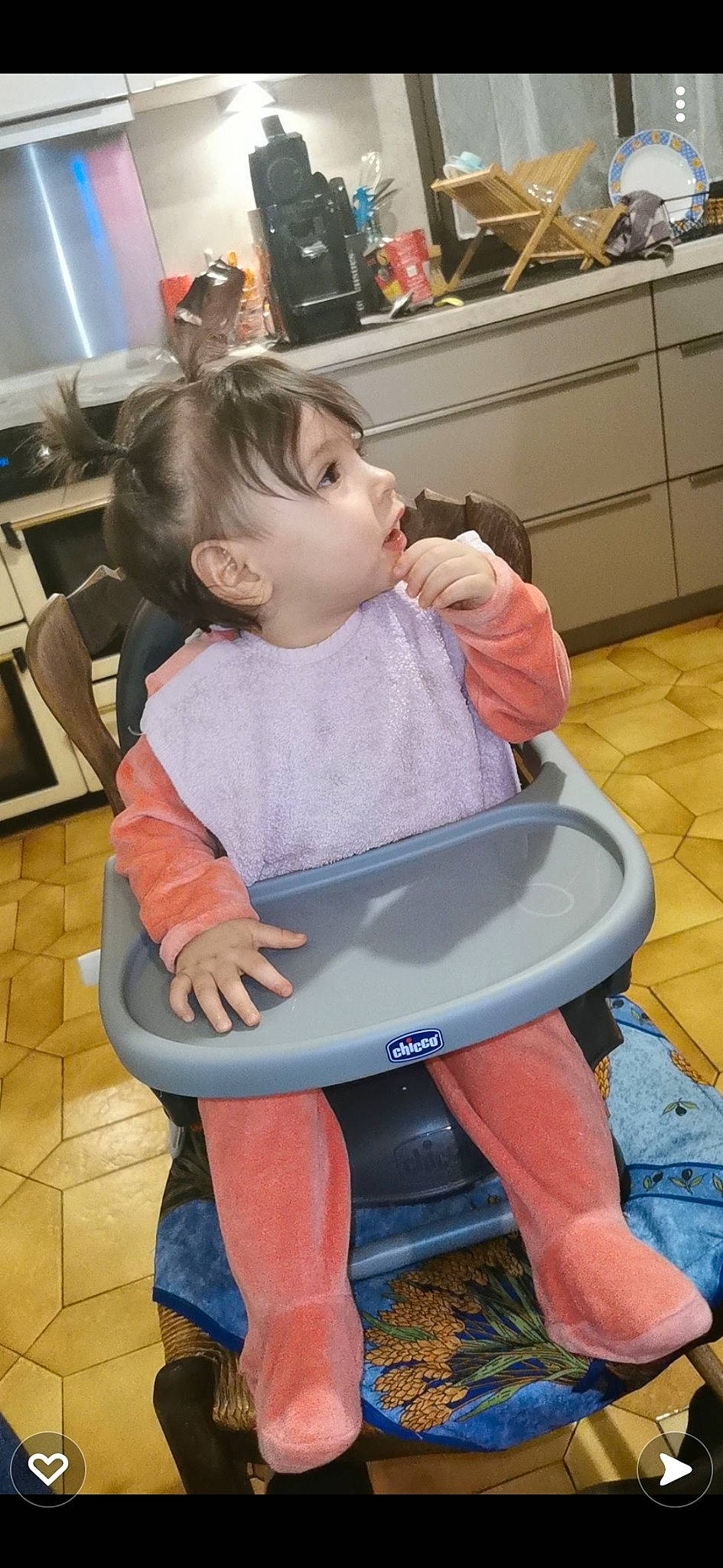 Keyssie a rejoint le concours — aidez-le/la à gagner de superbes lots ! baby, baby_toddler_clothing, bib, cabinetry, chair, child, drawer, flooring, fun, home_appliance, kitchen, kitchen_appliance, meal, person, play, room, sitting, t_shirt, television, toddler