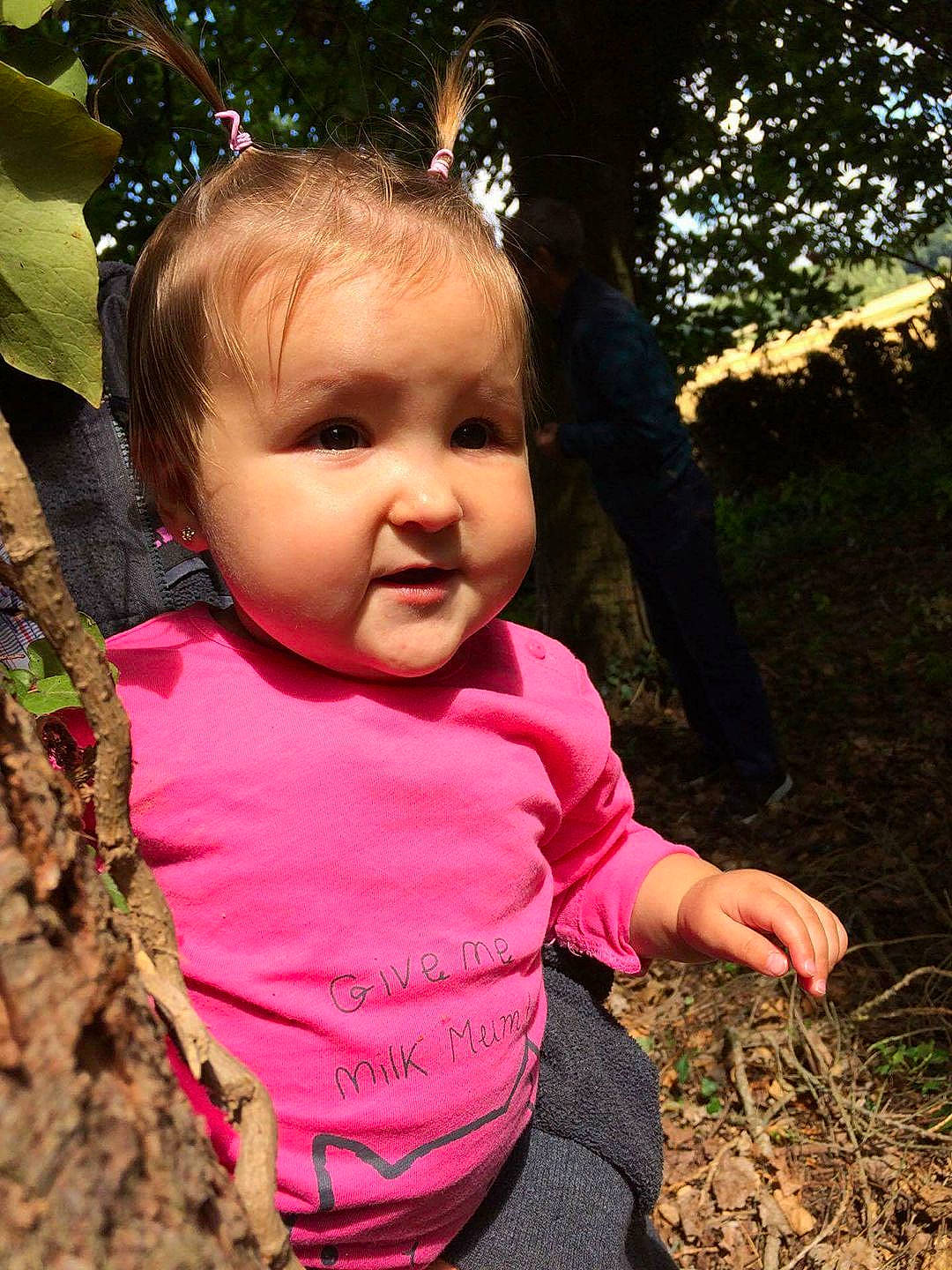 Louison a rejoint le concours — aidez-le/la à gagner de superbes lots ! child, emotion, eye, facial_expression, fun, girl, grass, happiness, infant, leaf, person, pink, plant, play, skin, smile, toddler, tree