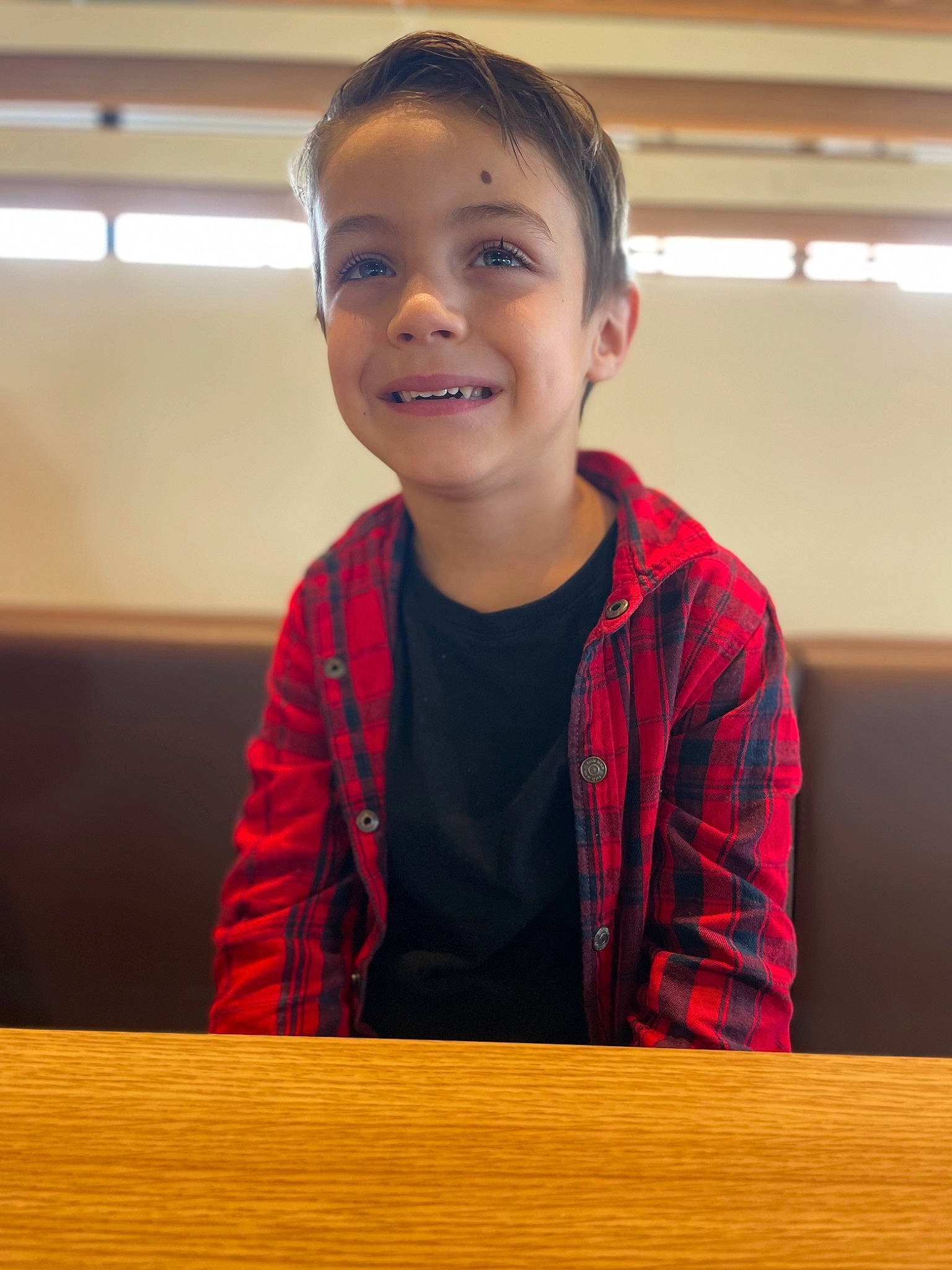 Marley a rejoint le concours — aidez-le/la à gagner de superbes lots ! cheek, child, eyebrow, flooring, forehead, fun, happy, hardwood, joy, neck, nose, person, room, shirt, sitting, sleeve, smile, t_shirt, table, toddler