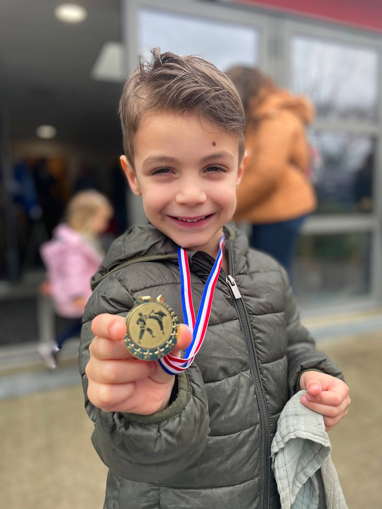 Marley a rejoint le concours — aidez-le/la à gagner de superbes lots ! ball, bronze_medal, championship, child, competition_event, event, eye, fun, gesture, hand, happy, joy, medal, person, player, recreation, smile, sports, t_shirt, toddler