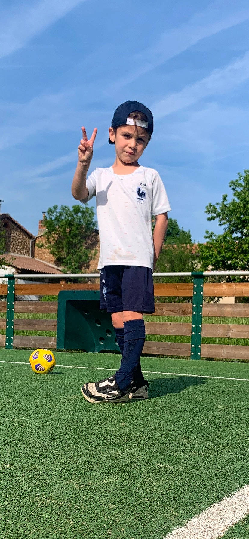 Marley participe au concours pour gagner de l'argent avec cette photo : ball, ball_game, baseball_cap, competition_event, football, grass, hat, headwear, leisure, person, player, recreation, shorts, sky, soccer, soccer_ball, sports, sports_equipment, sportswear, t_shirt