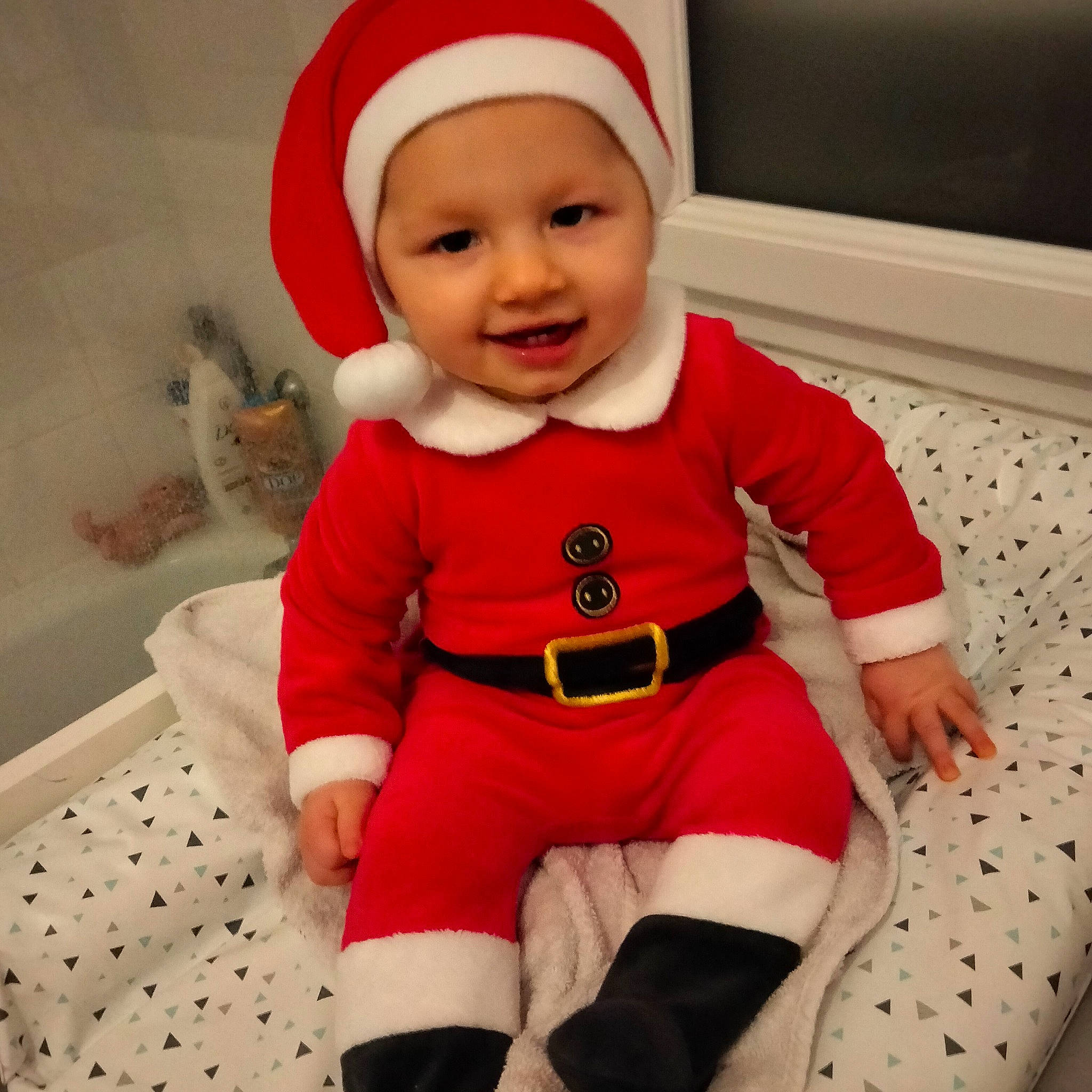 Ambre a rejoint le concours — aidez-le/la à gagner de superbes lots ! baby, baby_toddler_clothing, cap, child, christmas, face, fictional_character, happy, head, headwear, human_body, joy, knee, outerwear, person, pink, red, santa_claus, sleeve, smile