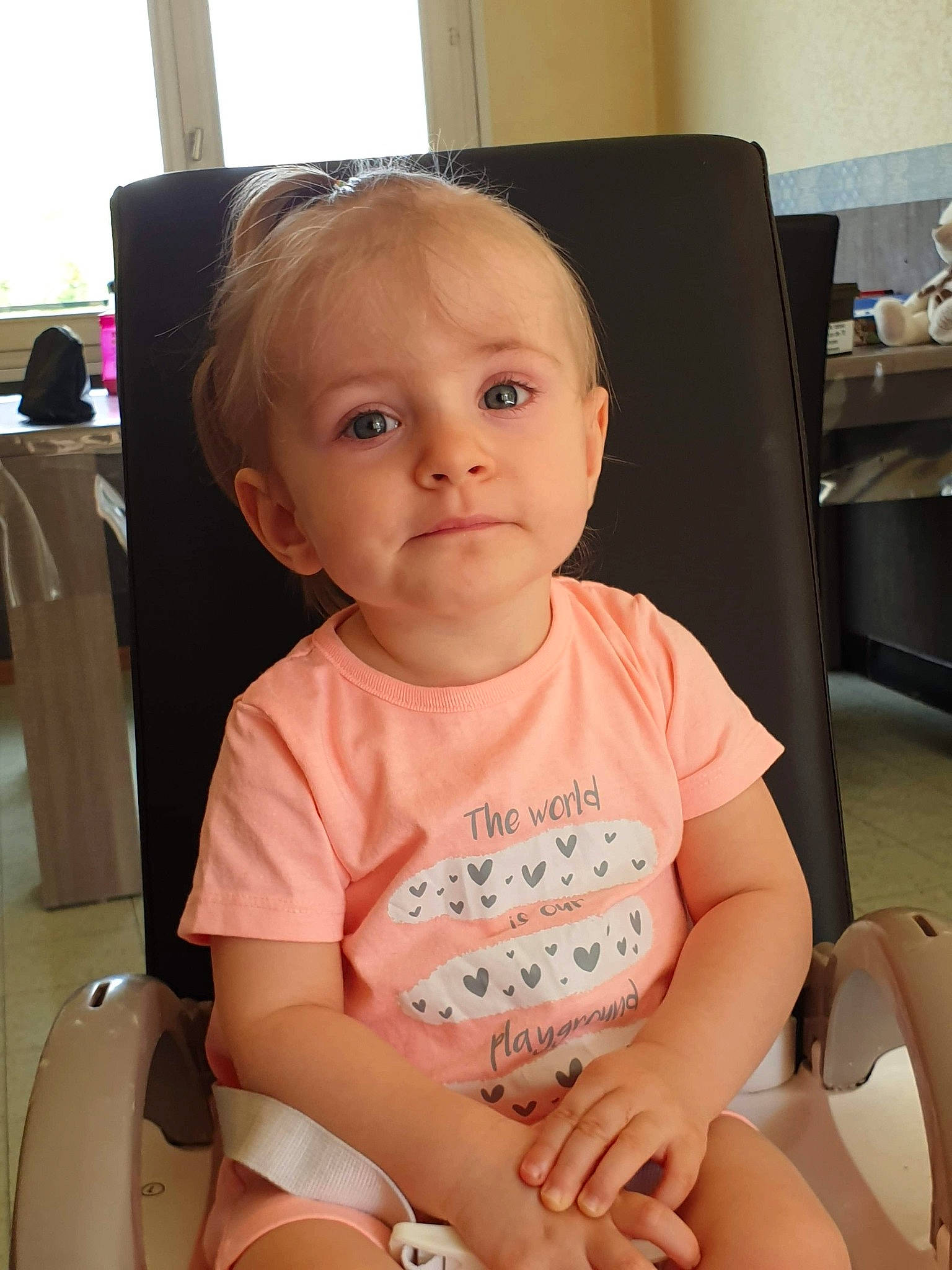 Kelya participe au concours pour gagner de l'argent avec cette photo : baby, cheek, child, chin, electronic_device, face, head, leg, person, sitting, skin, smile, t_shirt, toddler, vacation