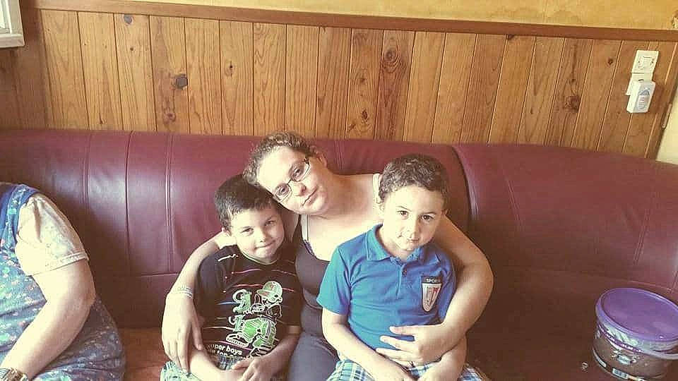 Corentin a rejoint le concours — aidez-le/la à gagner de superbes lots ! child, family, fun, joy, people, person, sibling, sitting, toddler