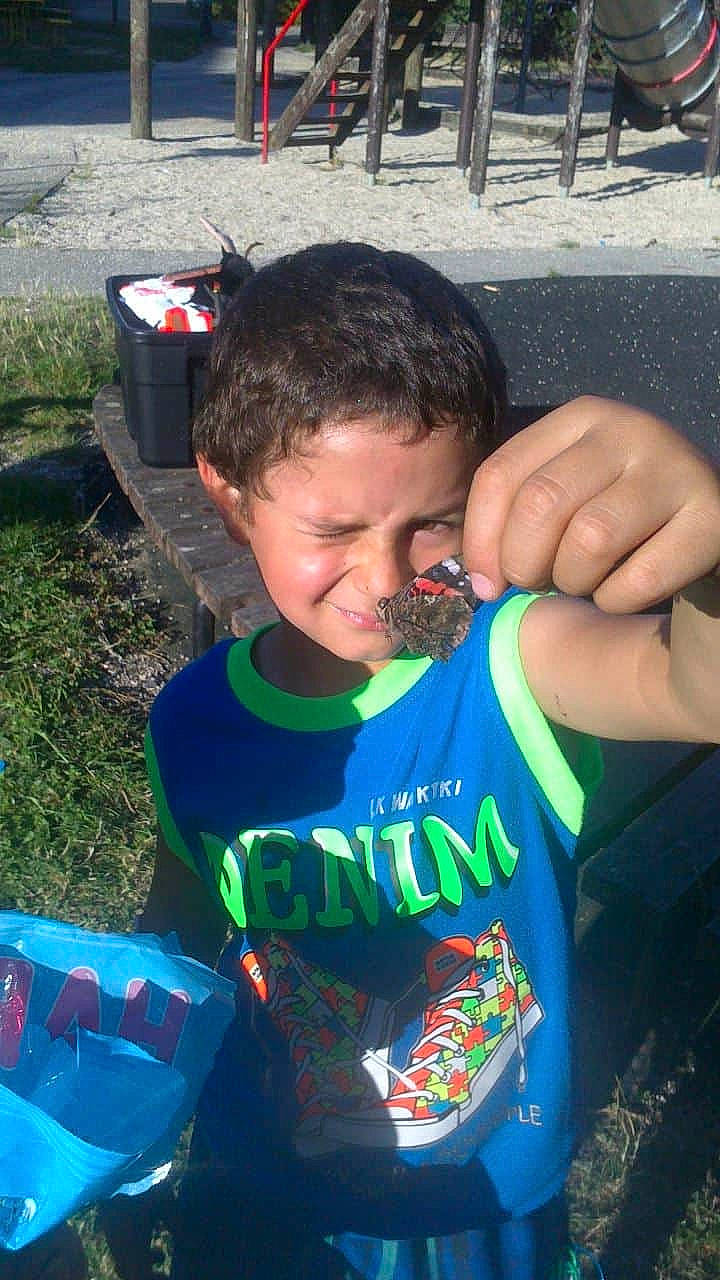 Kenzo a rejoint le concours — aidez-le/la à gagner de superbes lots ! child, cool, finger, person, play, toddler