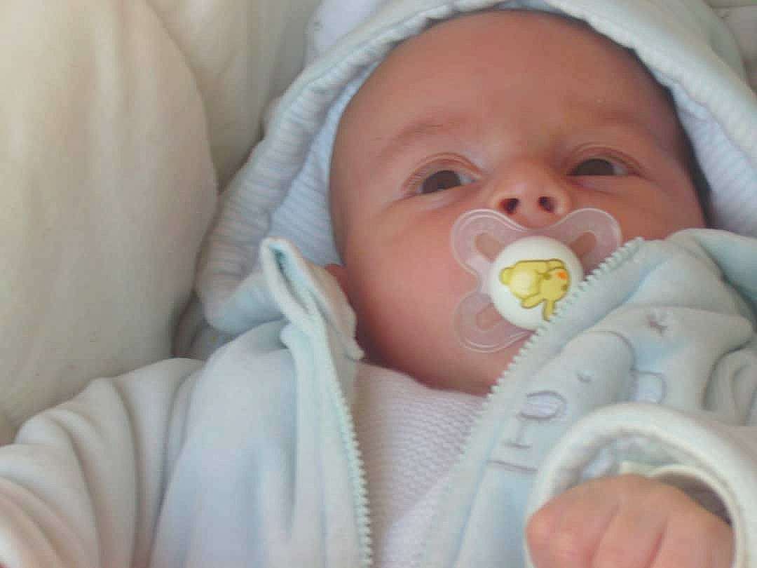 Kenzo participe au concours pour gagner de l'argent avec cette photo : baby, baby_bottle, baby_products, baby_safety, baby_sleeping, bedtime, birth, bottle, cheek, child, drinkware, eye, infant_formula, mouth, nose, person, product, skin, sleep, tableware