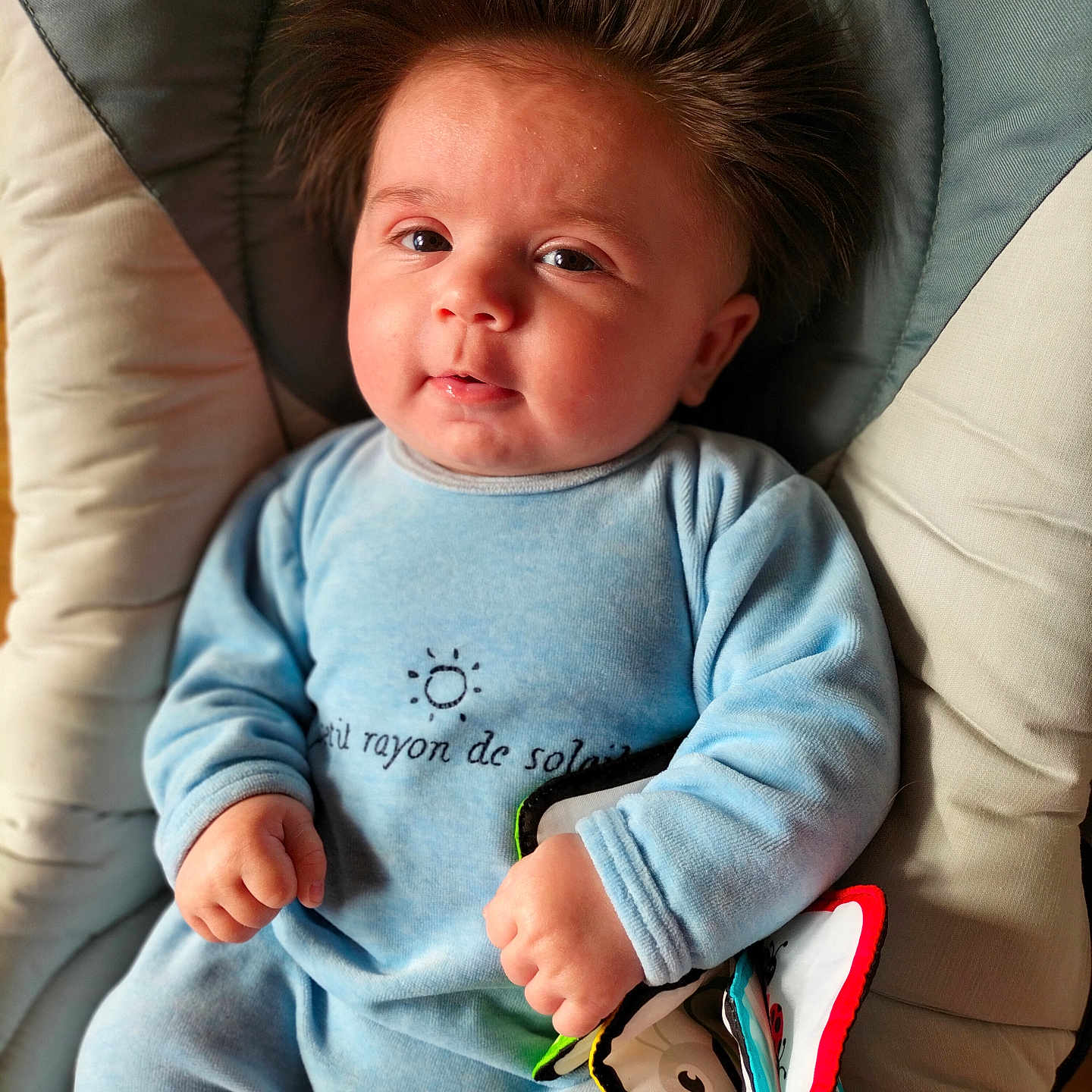 Enzo a rejoint le concours — aidez-le/la à gagner de superbes lots ! baby, bodypart, clothing, couch, cushion, face, finger, furniture, hand, head, homedecor, knitwear, longsleeve, pants, person, photography, portrait, sitting, sweater, t_shirt