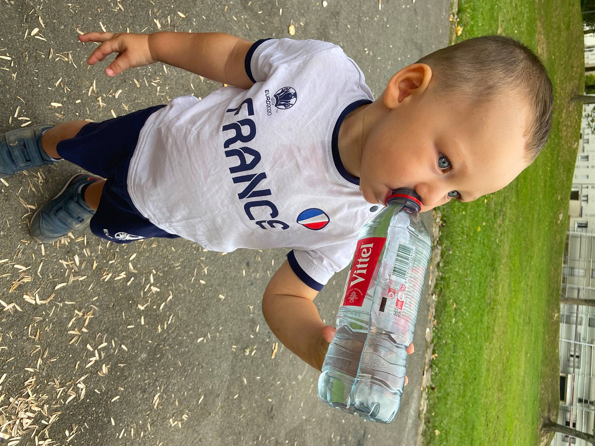 Noah a rejoint le concours — aidez-le/la à gagner de superbes lots ! baby, baby_toddler_clothing, carmine, child, competition_event, elbow, fun, grass, happy, leisure, people_in_nature, person, plant, play, player, recreation, sitting, soil, t_shirt, toddler