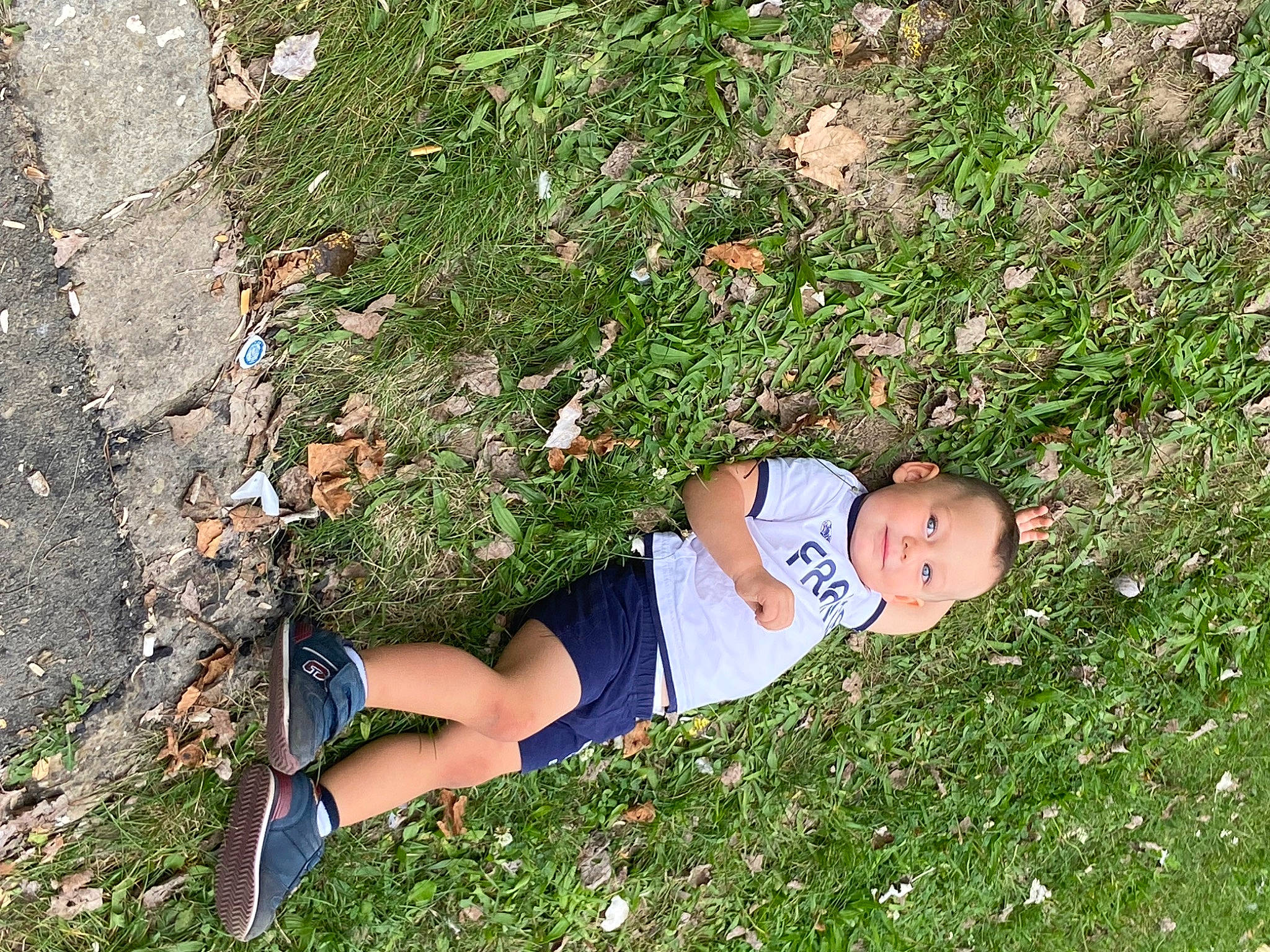 Noah a rejoint le concours — aidez-le/la à gagner de superbes lots ! asphalt, electric_blue, fun, grass, grass_family, grassland, groundcover, human_leg, joy, knee, lawn, leisure, people_in_nature, person, recreation, road_surface, shorts, shrub, sidewalk, soil