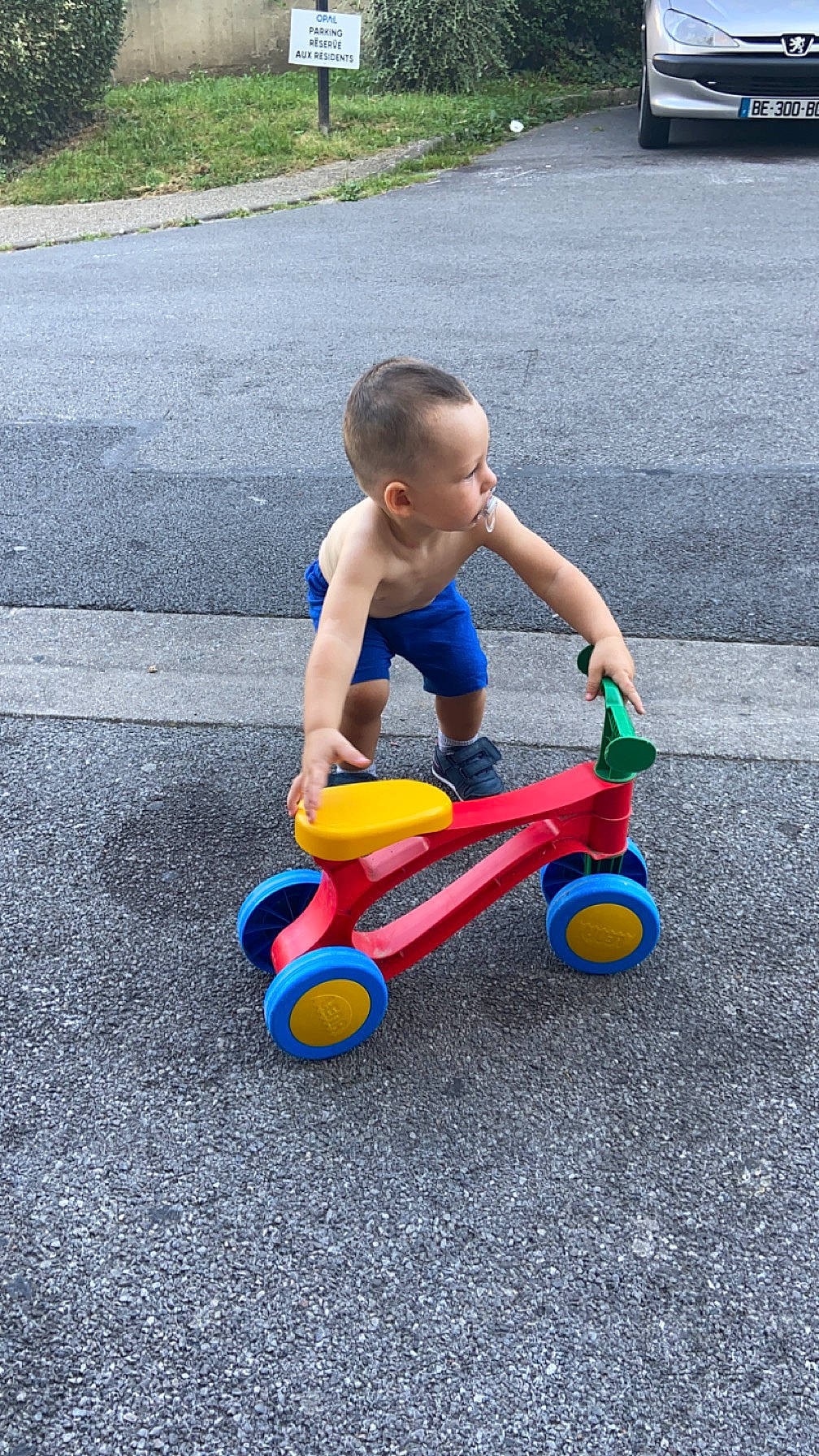 Noah a rejoint le concours — aidez-le/la à gagner de superbes lots ! asphalt, bicycle, bicycle_accessory, child, electric_blue, fun, grass, leisure, person, plant, plastic, play, recreation, riding_toy, rolling, spoke, synthetic_rubber, tire, toddler, vehicle