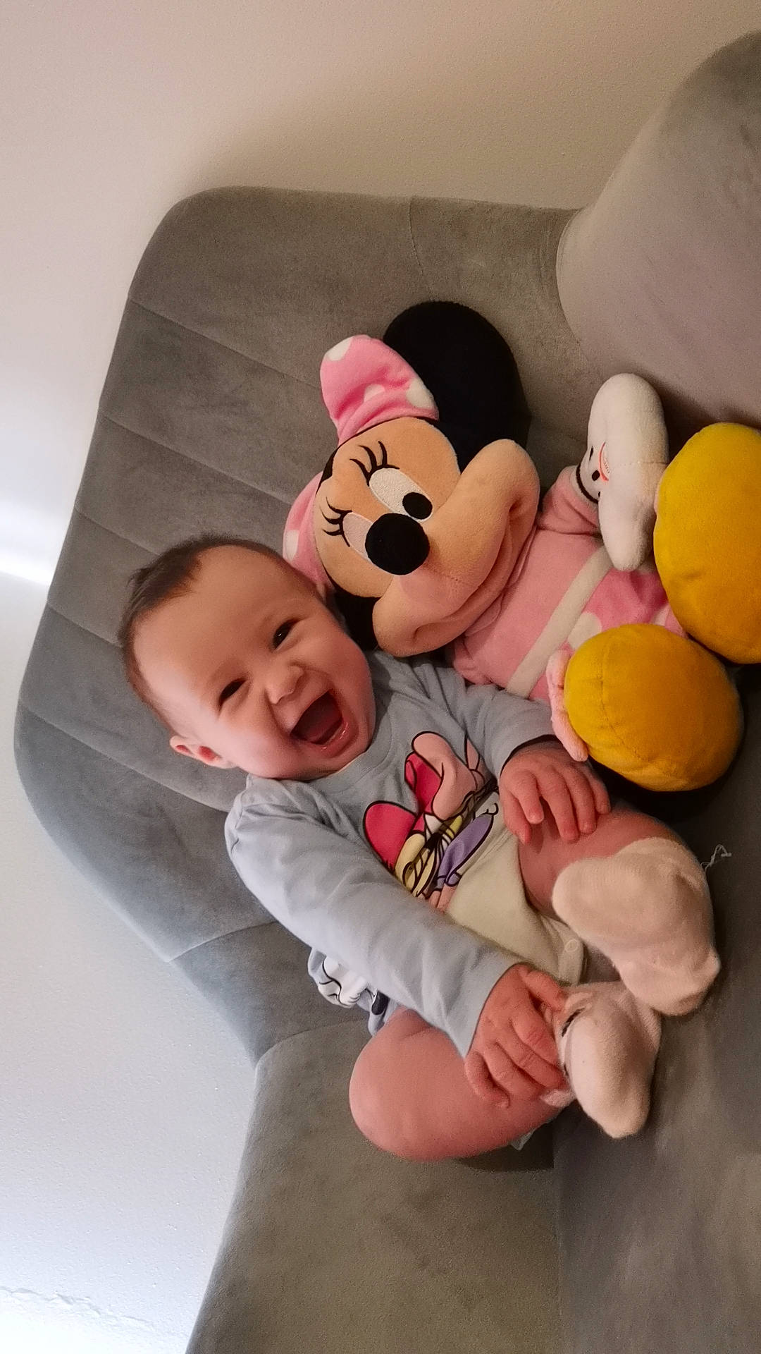 Maddy participe au concours pour gagner de l'argent avec cette photo : baby, baby_products, baby_toddler_clothing, child, comfort, finger, foot, gesture, happy, joy, person, pink, plush, sitting, skin, smile, stuffed_toy, textile, thumb, toddler