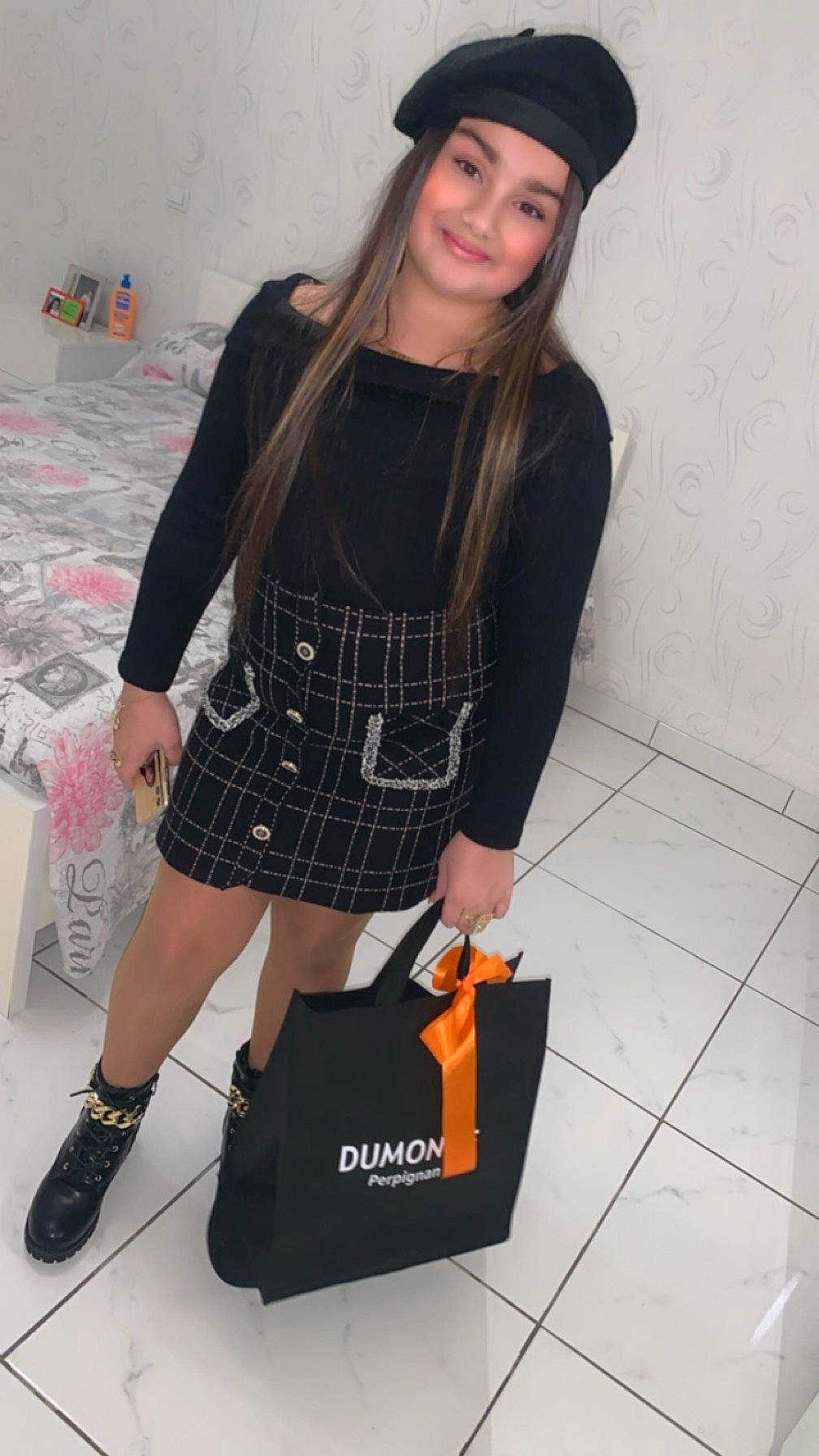 Loutchana participe au concours pour gagner de l'argent avec cette photo : bag, baseball_cap, cap, eyewear, fashion, fashion_design, flooring, hairstyle, hat, headwear, helmet, human_leg, joint, joy, knee, luggage_and_bags, person, plaid, sleeve, smile