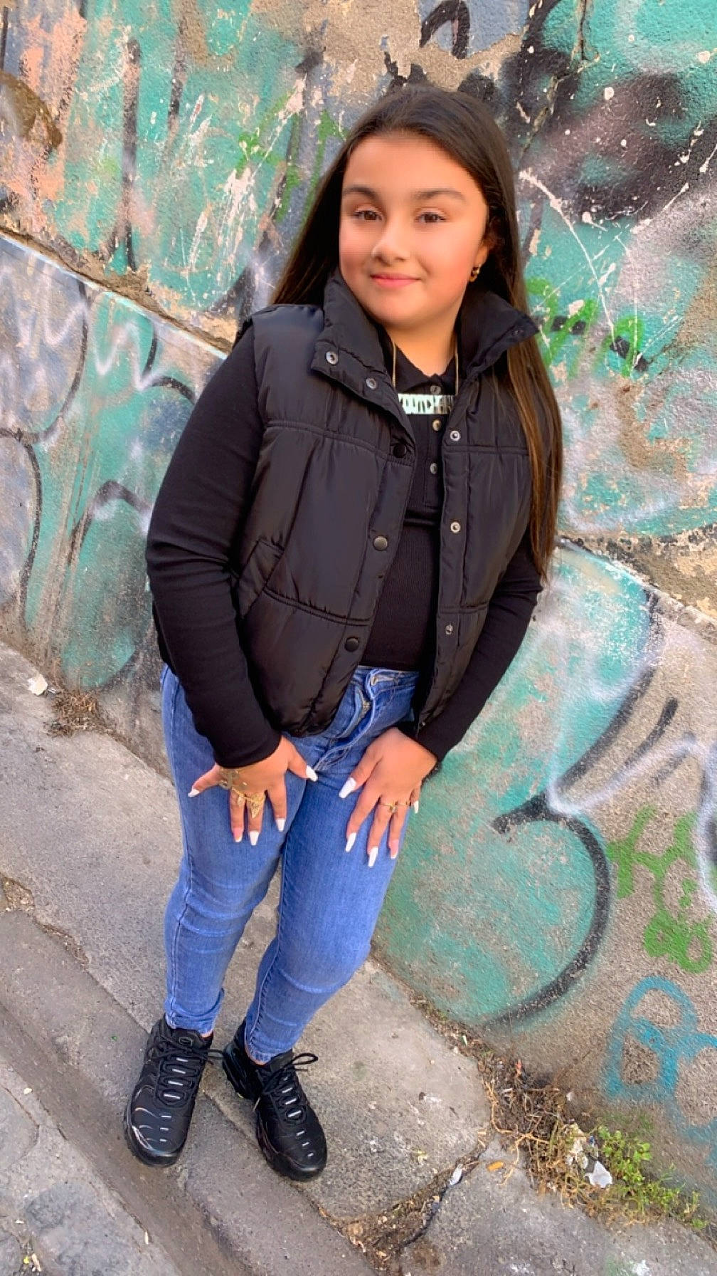 Loutchana a rejoint le concours — aidez-le/la à gagner de superbes lots ! beauty, black_hair, brown_hair, denim, electric_blue, eye, face, flash_photography, fun, hair, happy, jewellery, joy, lip, long_hair, pattern, person, shoe, sleeve, smile