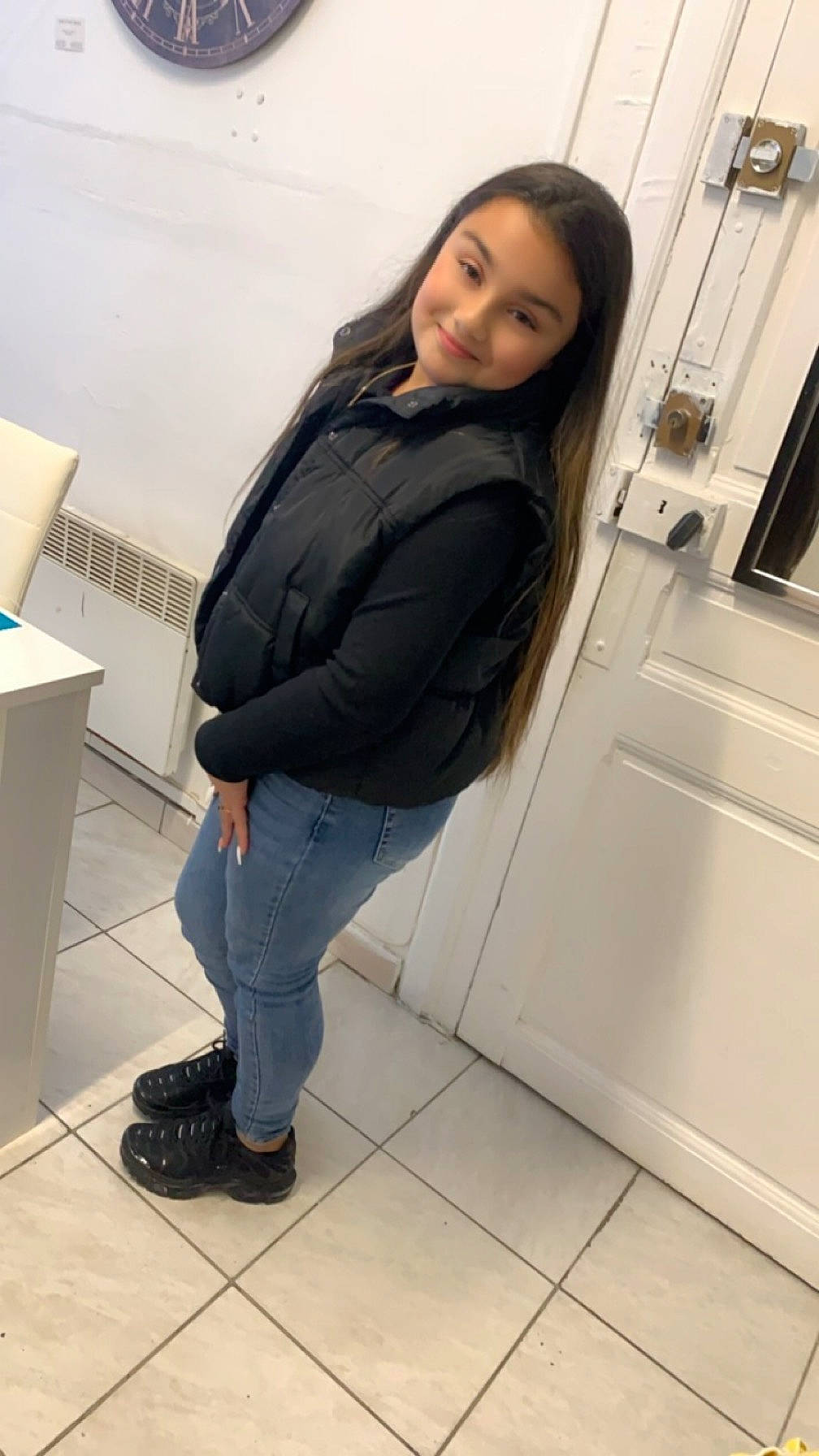 Loutchana participe au concours pour gagner de l'argent avec cette photo : denim, face, fashion_design, flash_photography, flooring, fun, fur, hair, hairstyle, head, human_leg, joy, knee, person, portrait_photography, shoulder, sitting, sleeve, smile, thigh